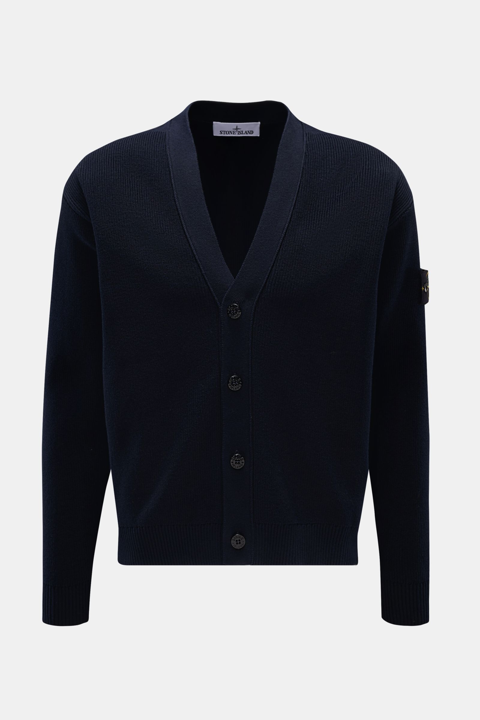 Stone Island Cardigan navy, frontale Ansicht, Rippstrick-Design aus reiner Baumwolle, Regular Fit, V-Ausschnitt, Vier-Knopf-Leiste, Kompass-Badge am Oberarm.