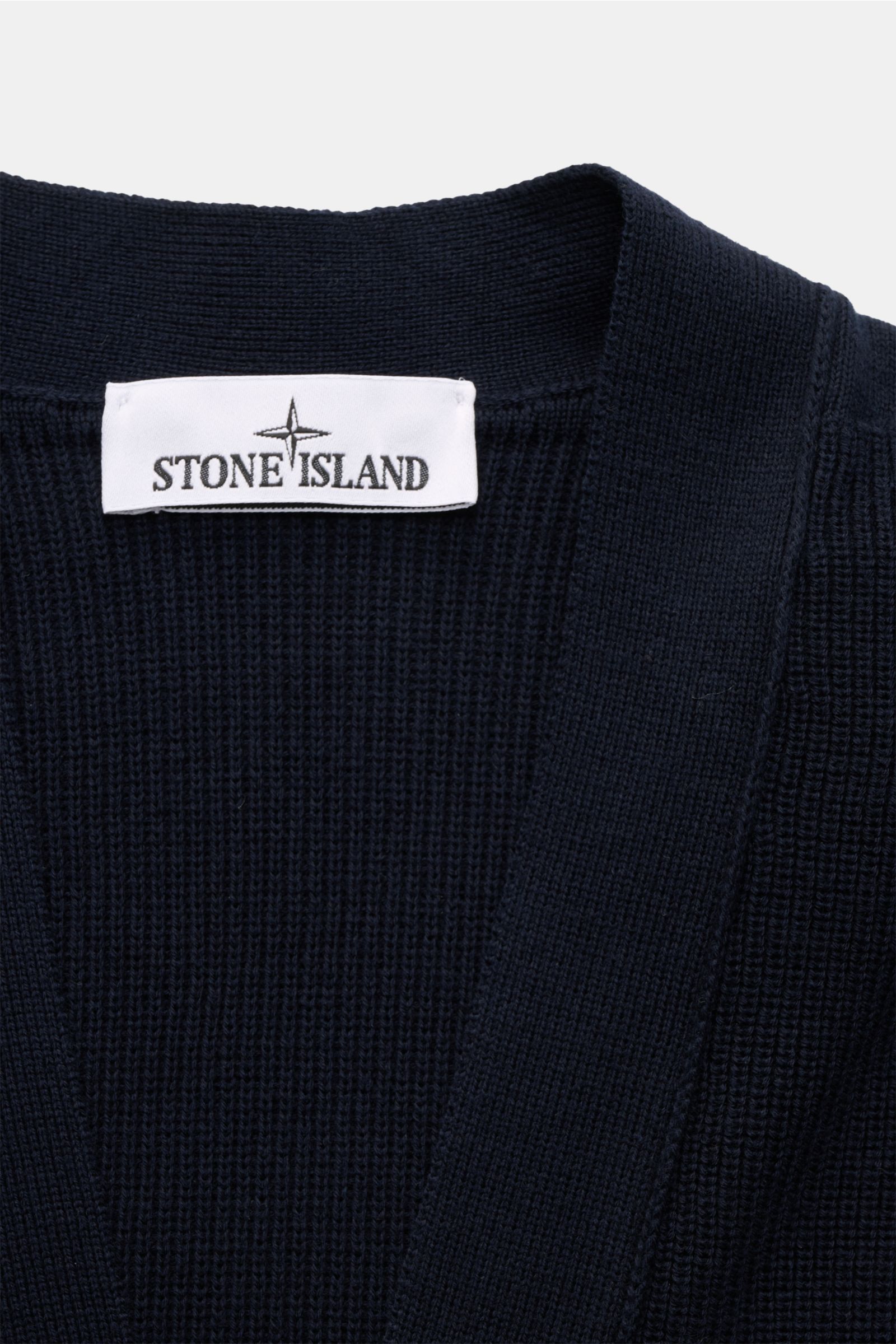 Stone Island Cardigan navy in Nahaufnahme von oben, feines Rippstrick-Design aus reiner Baumwolle mit Kompass-Badge.