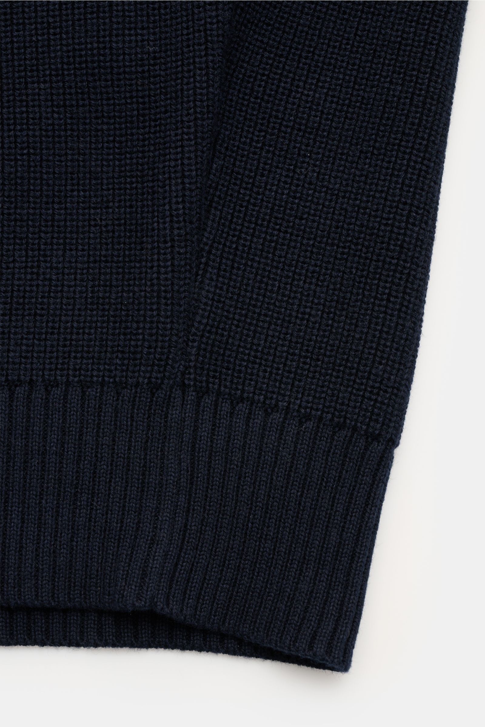 Stone Island Cardigan navy mit feinem Rippstrick, Regular Fit, V-Ausschnitt, Vier-Knopf-Leiste, Kompass-Badge, Detailansicht Ärmelbündchen.