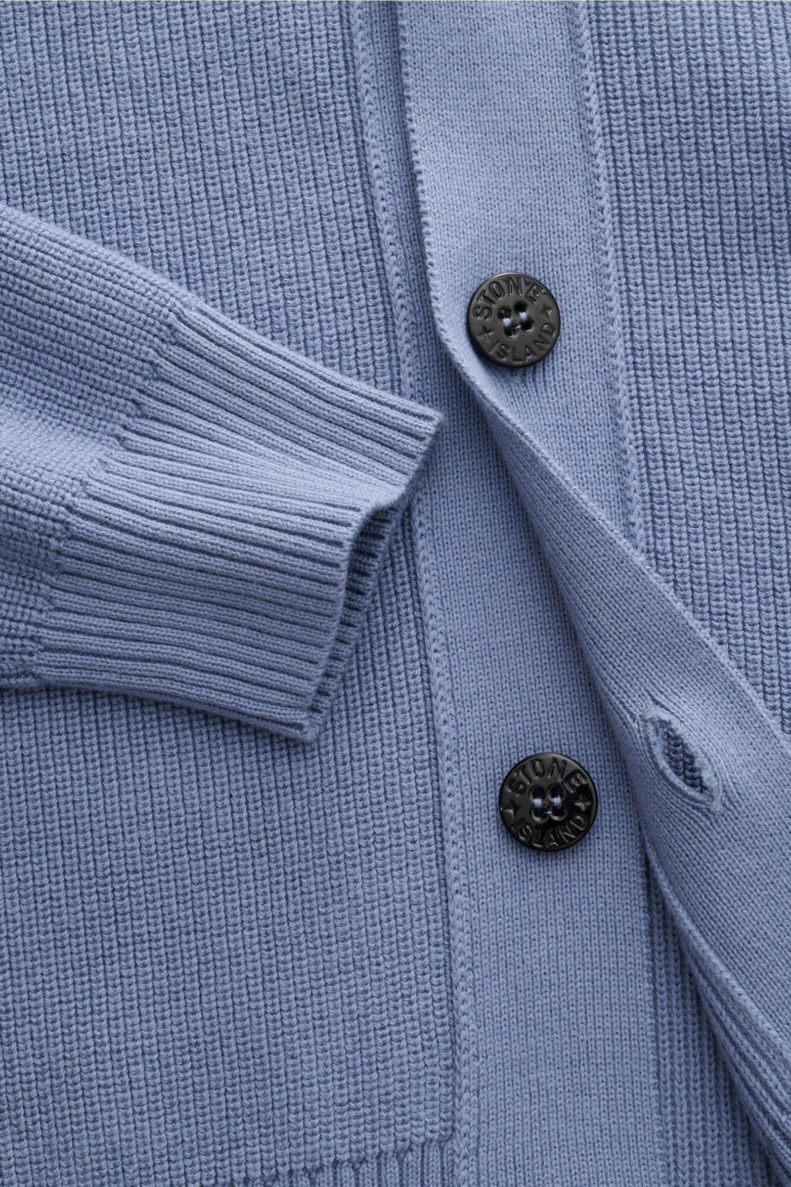 Stone Island Cardigan rauchblau, Detailaufnahme von Rippstrick, V-Ausschnitt, Vier-Knopf-Leiste, Ärmelbündchen und Kompass-Badge.