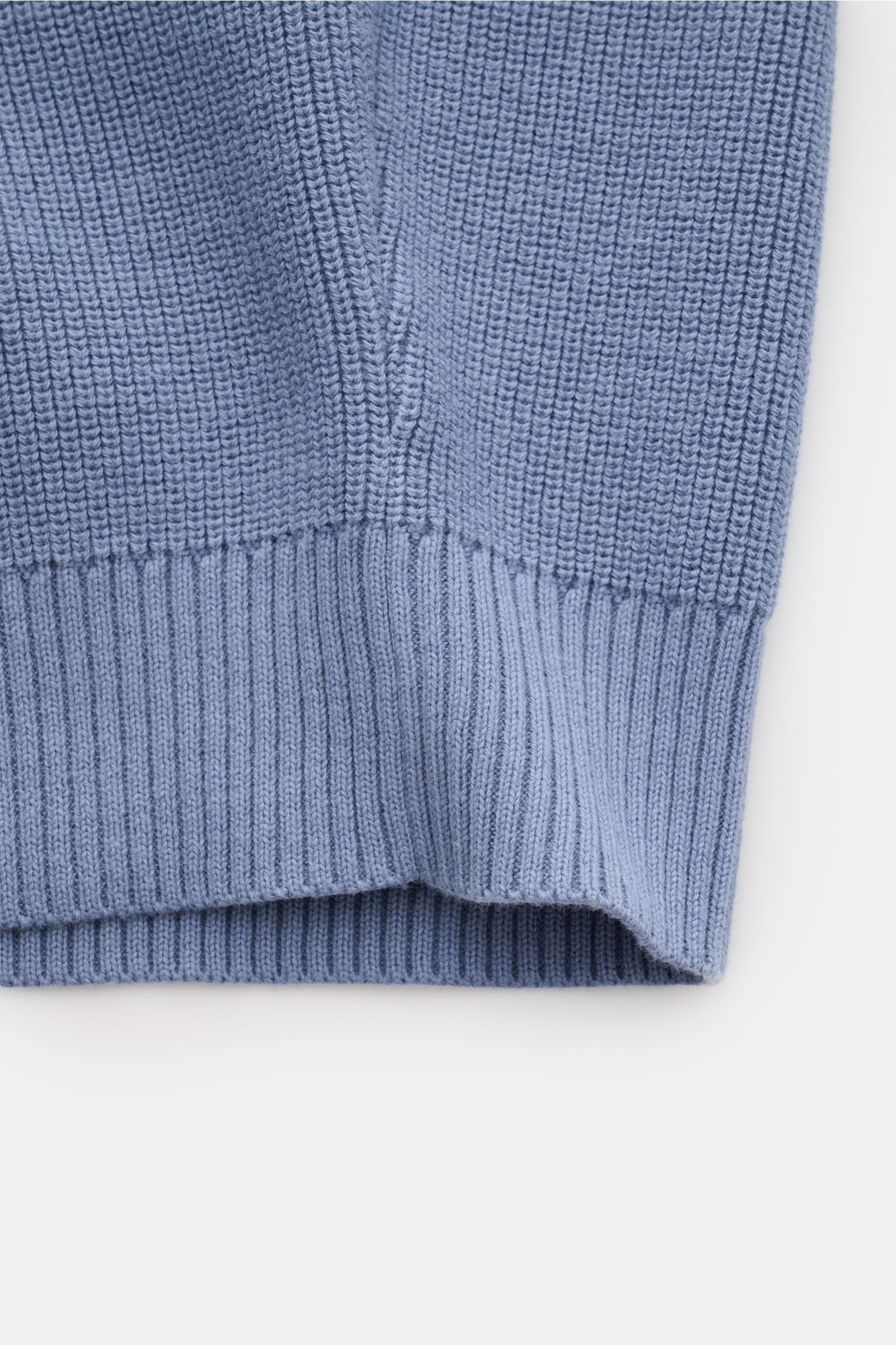Stone Island Cardigan rauchblau, Detailaufnahme von unten, feines Rippstrick-Design aus reiner Baumwolle mit elastischem Bündchen.