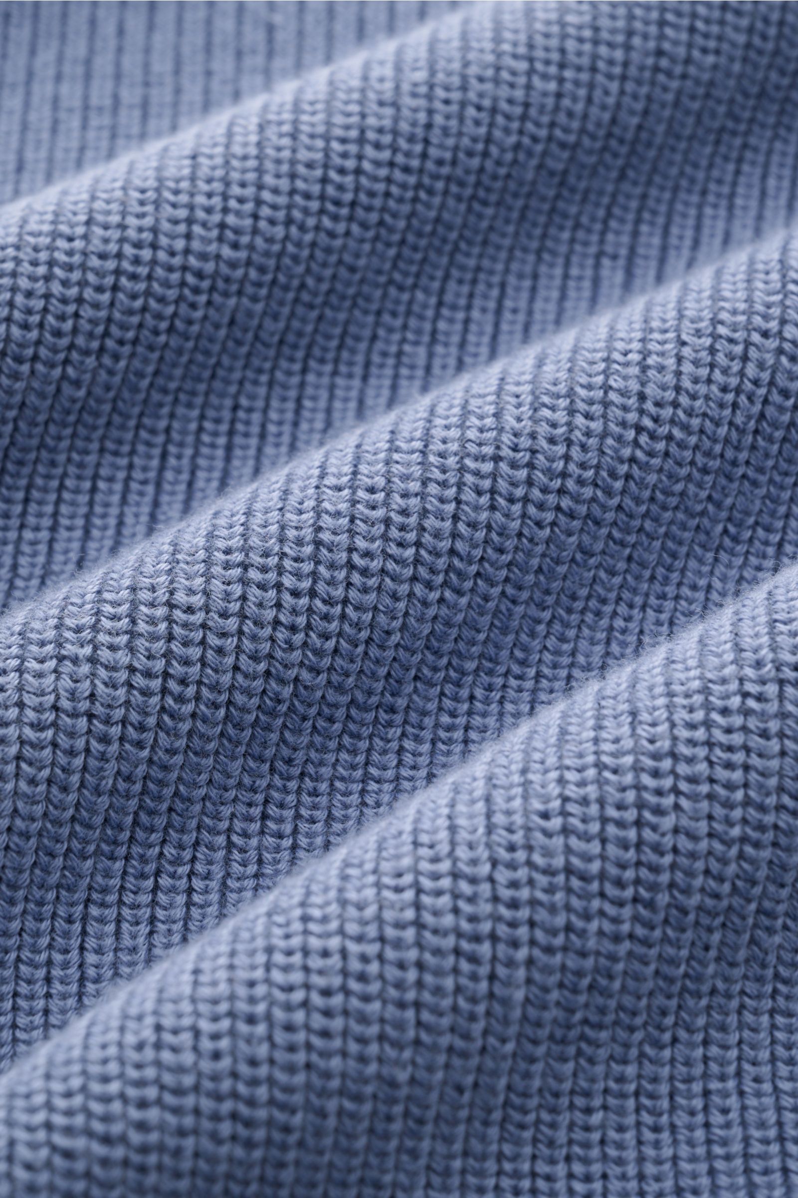 Nahaufnahme des Stone Island Cardigans rauchblau mit feinem Rippstrick-Design aus reiner Baumwolle und mittelfeinem Strickbild.