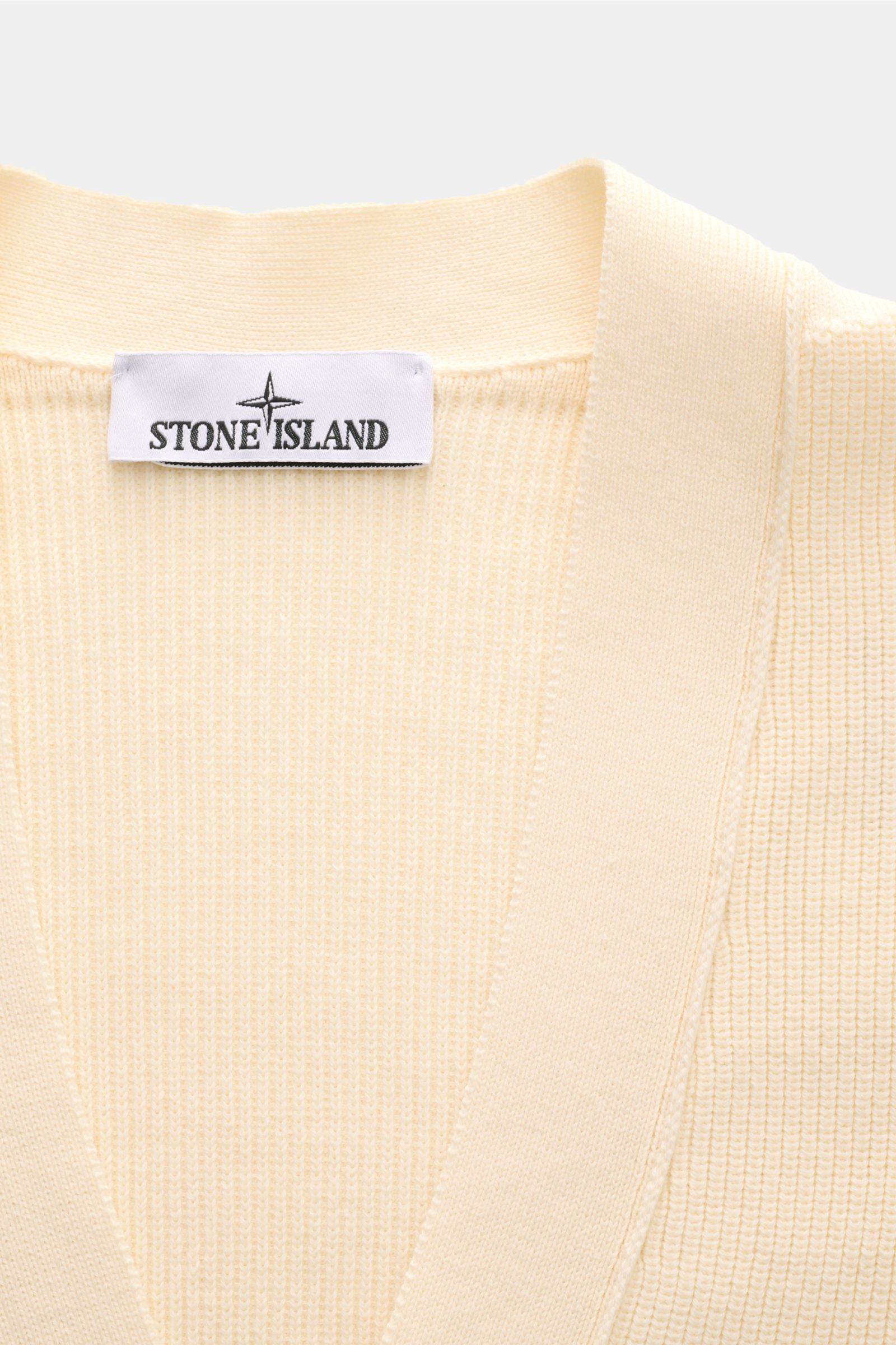 Stone Island Cardigan creme, Nahaufnahme von V-Ausschnitt und feinem Rippstrick aus reiner Baumwolle mit Label innen am Kragen.