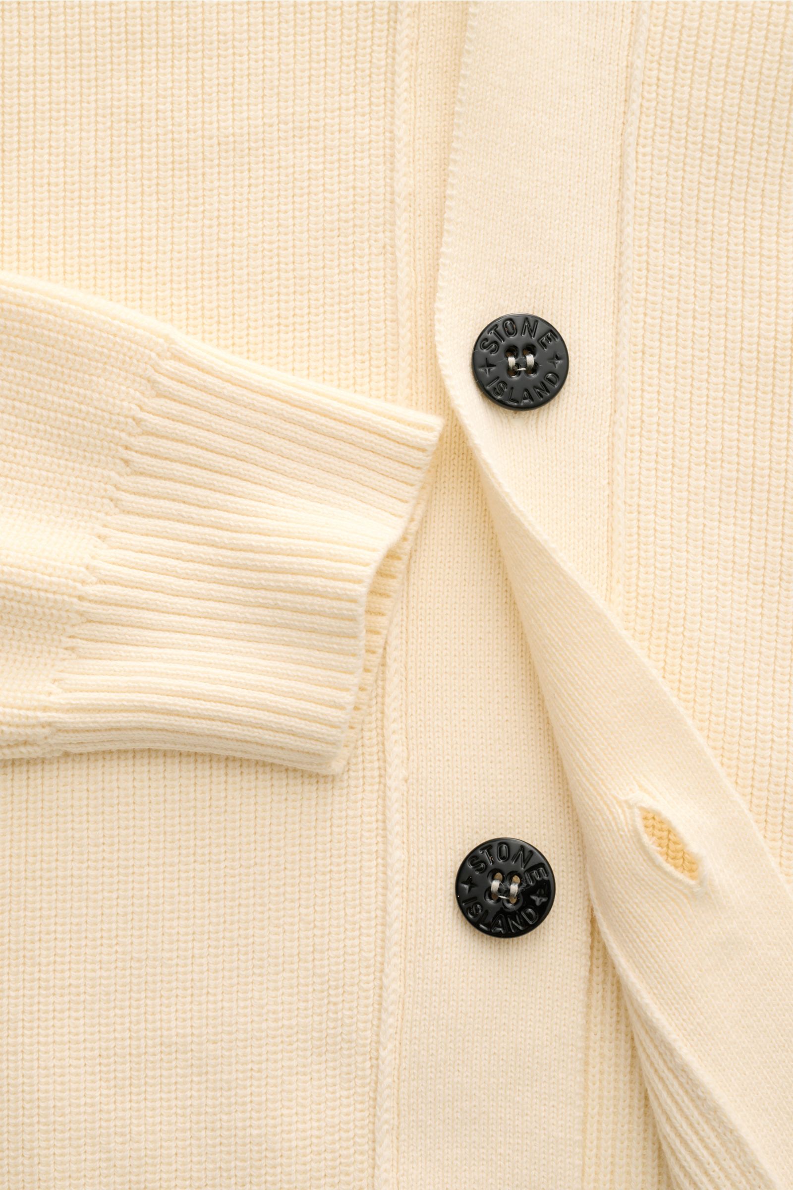 Stone Island Cardigan creme aus reiner Baumwolle mit feinem Rippstrick, Regular Fit, V-Ausschnitt, Vier-Knopf-Leiste und Bündchen, Detailaufnahme.