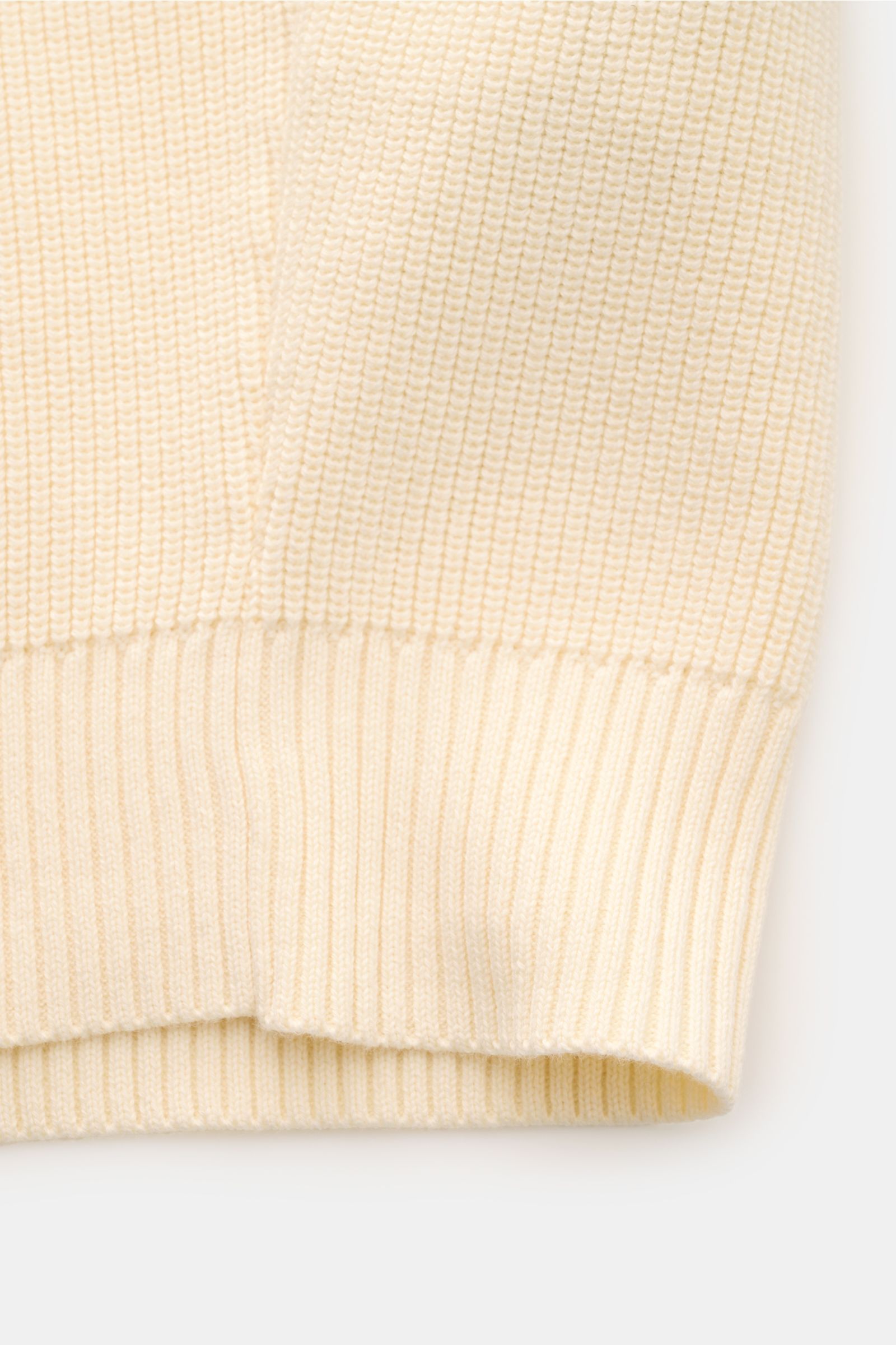 Stone Island Cardigan creme Nahaufnahme des feinen Rippstrick-Designs aus reiner Baumwolle mit komfortablem Bündchen, Detailansicht