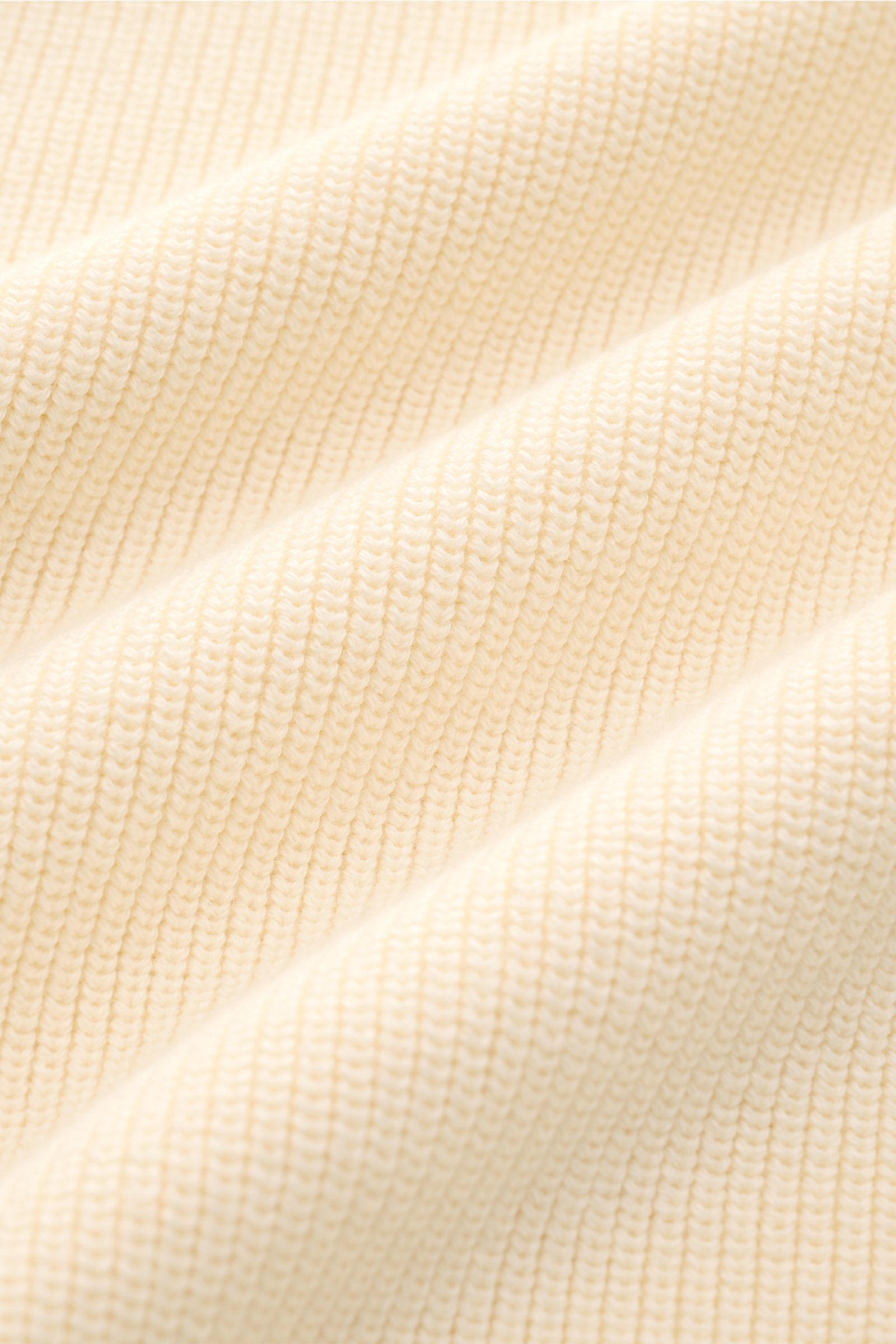 Stone Island Cardigan creme, Nahaufnahme des feinen Rippstrick-Designs aus reiner Baumwolle mit leicht kernigem Griff.