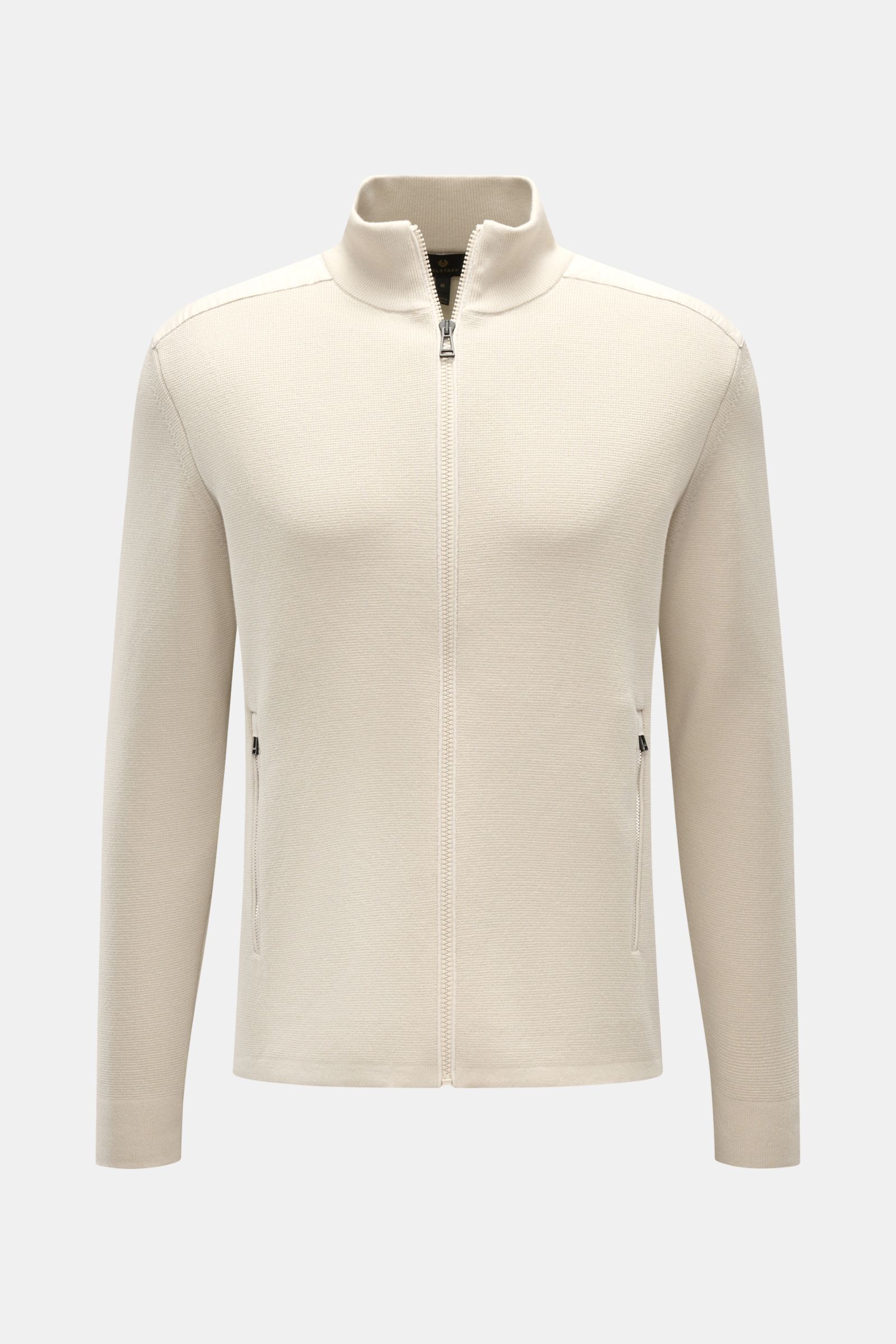 Belstaff Strickjacke 'Verge' creme, Slim Fit aus reiner Baumwolle mit Reißverschluss, Stehkragen, Fronttaschen, Kontrast-Schulter, frontal fotografiert.