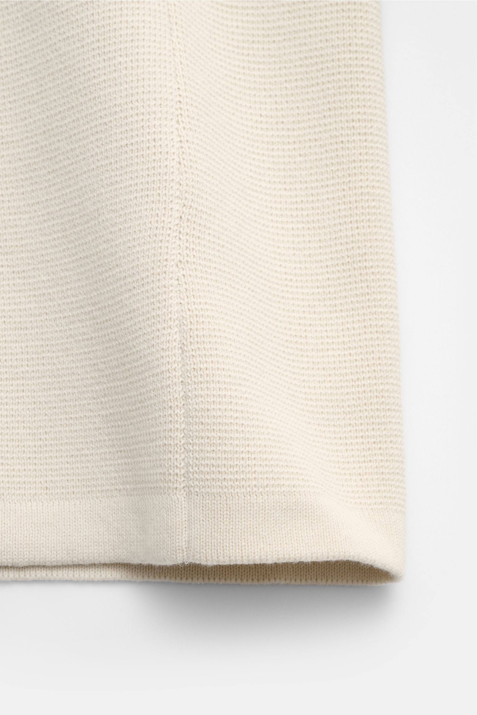 Belstaff Strickjacke 'Verge' creme aus reiner Baumwolle, Slim Fit, feines Strickbild, Schulterkontrast, Stehkragen, Reißverschluss, Fronttaschen, Detailfoto.