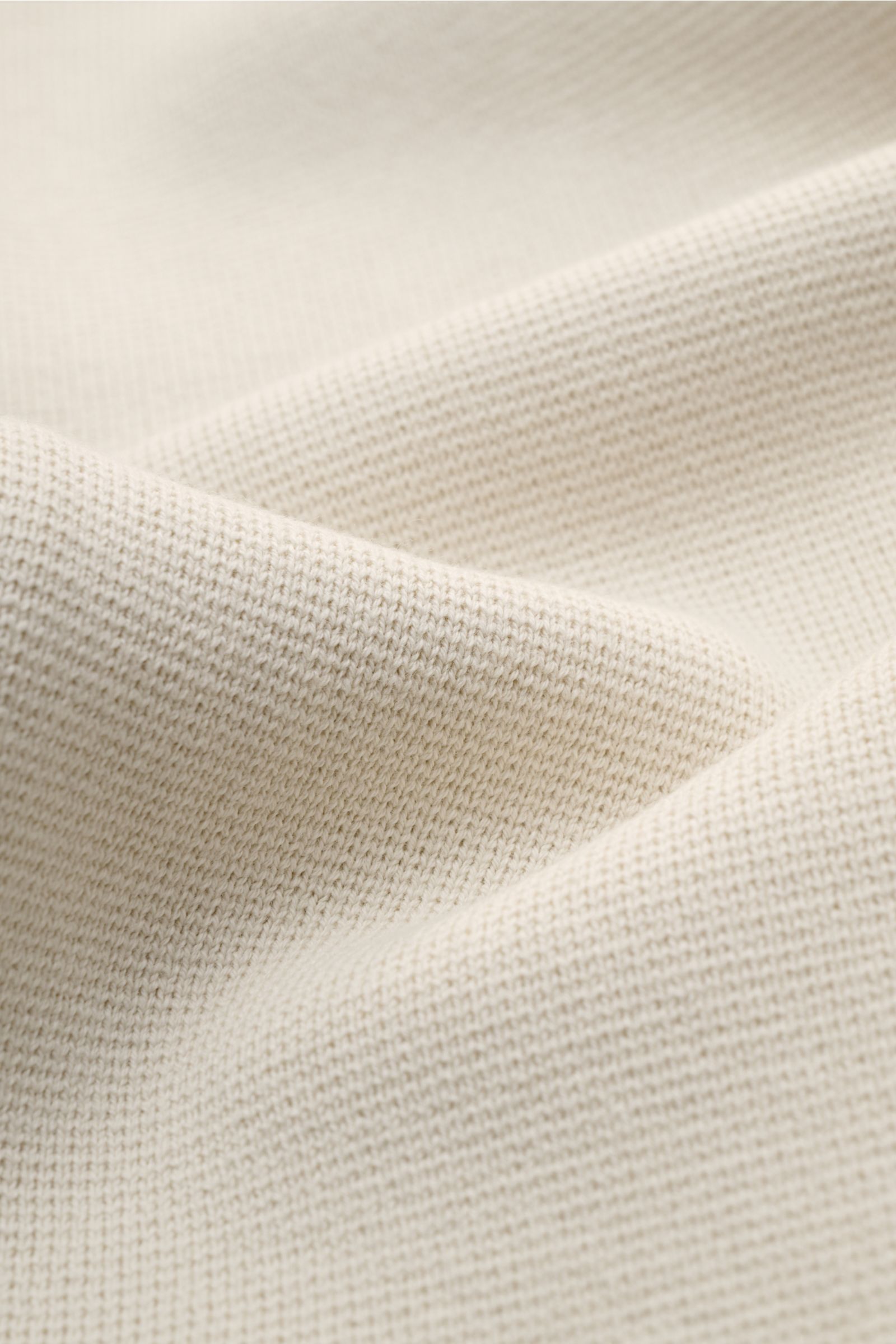 Belstaff Strickjacke 'Verge' creme, Detailaufnahme feines Strickbild aus reiner Baumwolle, ideal für Layering-Looks, Slim Fit, Fronttaschen, Stehkragen, Reißverschluss, Weblabel am Oberarm.