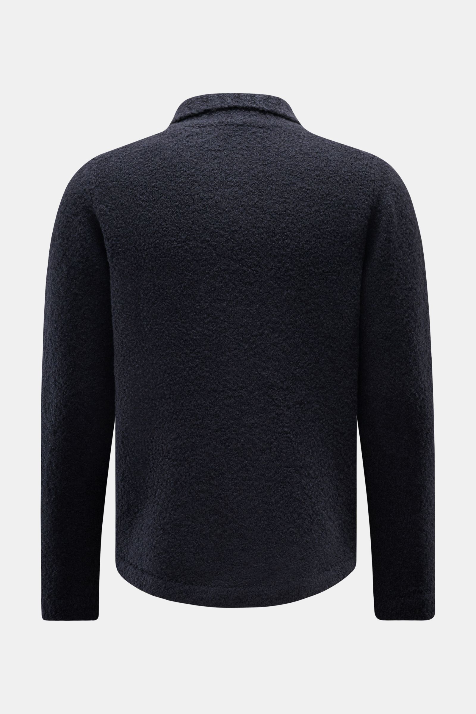 Rear view of 04651/ A trip in a bag Cardigan 'Chunky Overshirt' navy in voluminous knit with regular fit and classic collar.

Description: Smart and relaxed: This cardigan in overshirt style by 04651/ A TRIP IN A BAG is a perfect layering piece for cas