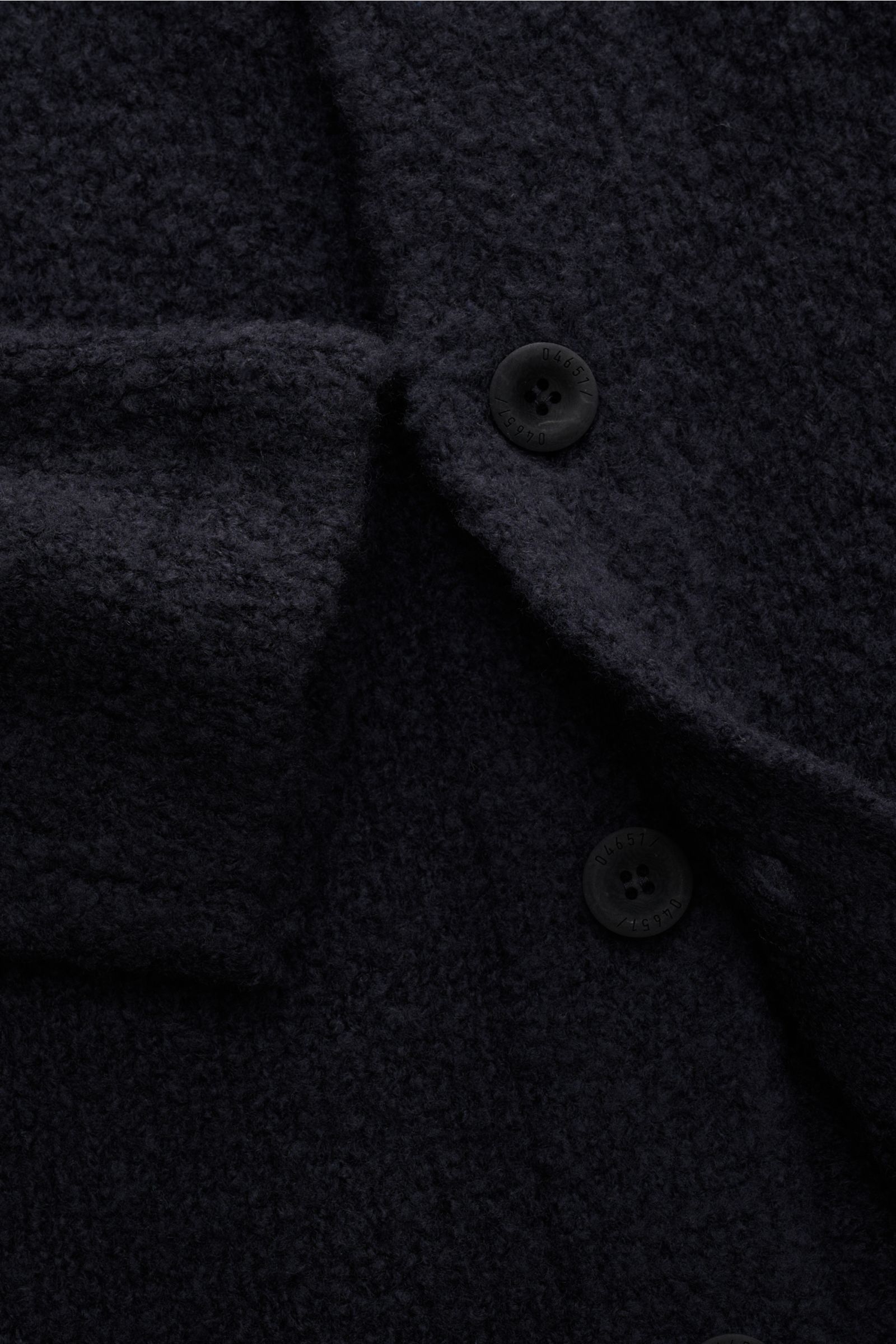 Close-up front view of 04651/ A trip in a bag Cardigan 'Chunky Overshirt' navy showing voluminous knit, button placket, and patch breast pocket.

Smart and relaxed: This cardigan in overshirt style by 04651/ A TRIP IN A BAG is a perfect layering piece 