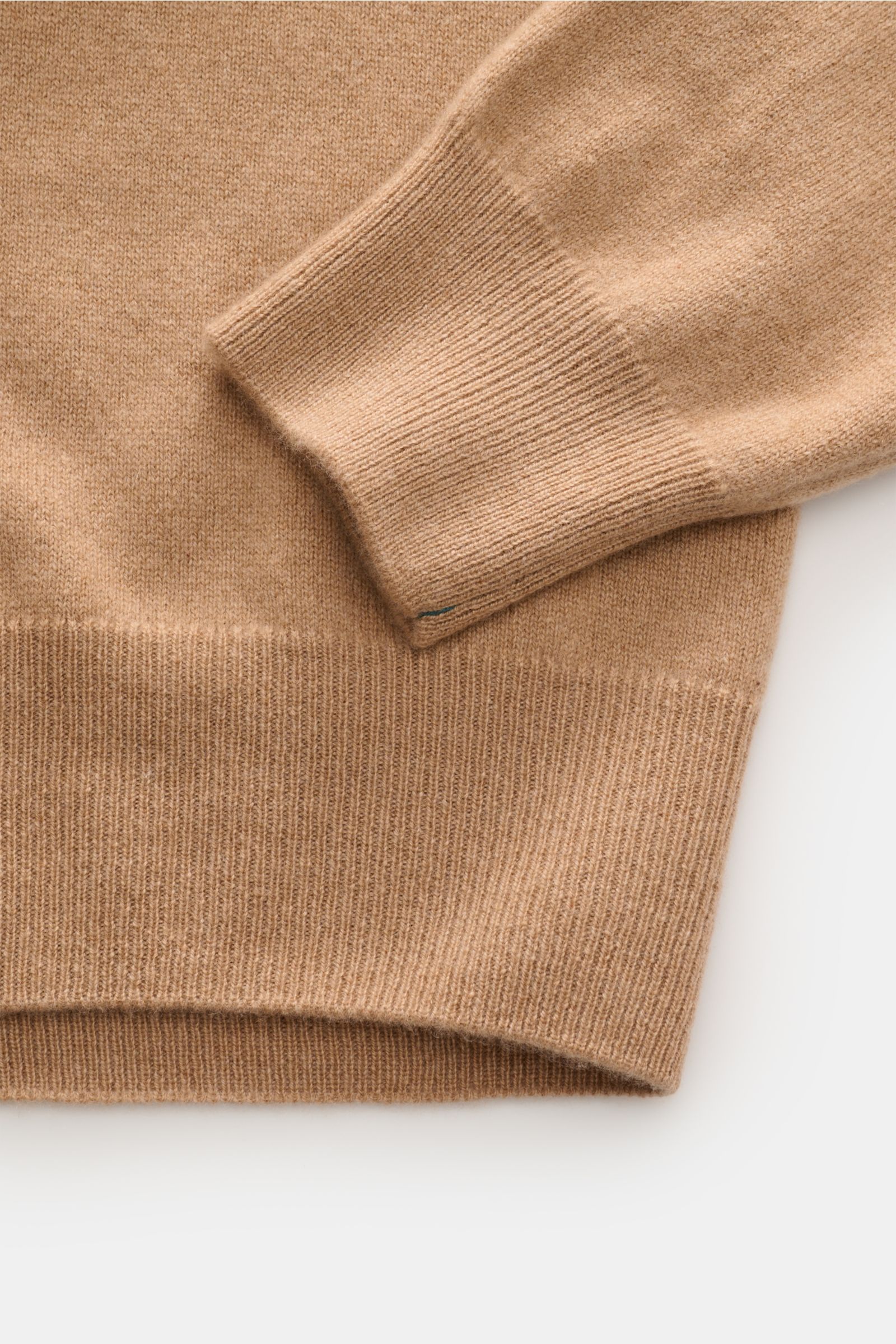 Close-up view of the Fioroni Cashmere cardigan light brown mottled, showcasing exquisite craftsmanship from Italy in fine baby cashmere with pure cashmere, very soft feel, fine knit, slim fit, smooth button placket, and flexible ribbed bands.