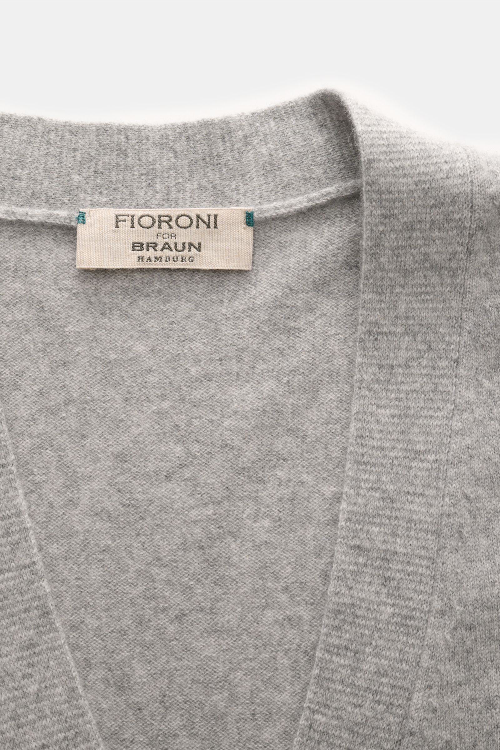 Fioroni Cashmere Cardigan grau meliert, Nahaufnahme von oben, reiner Baby-Cashmere, weicher Griff, feines Strickbild, Slim Fit, glatte Knopfleiste, flexible Rippbündchen.