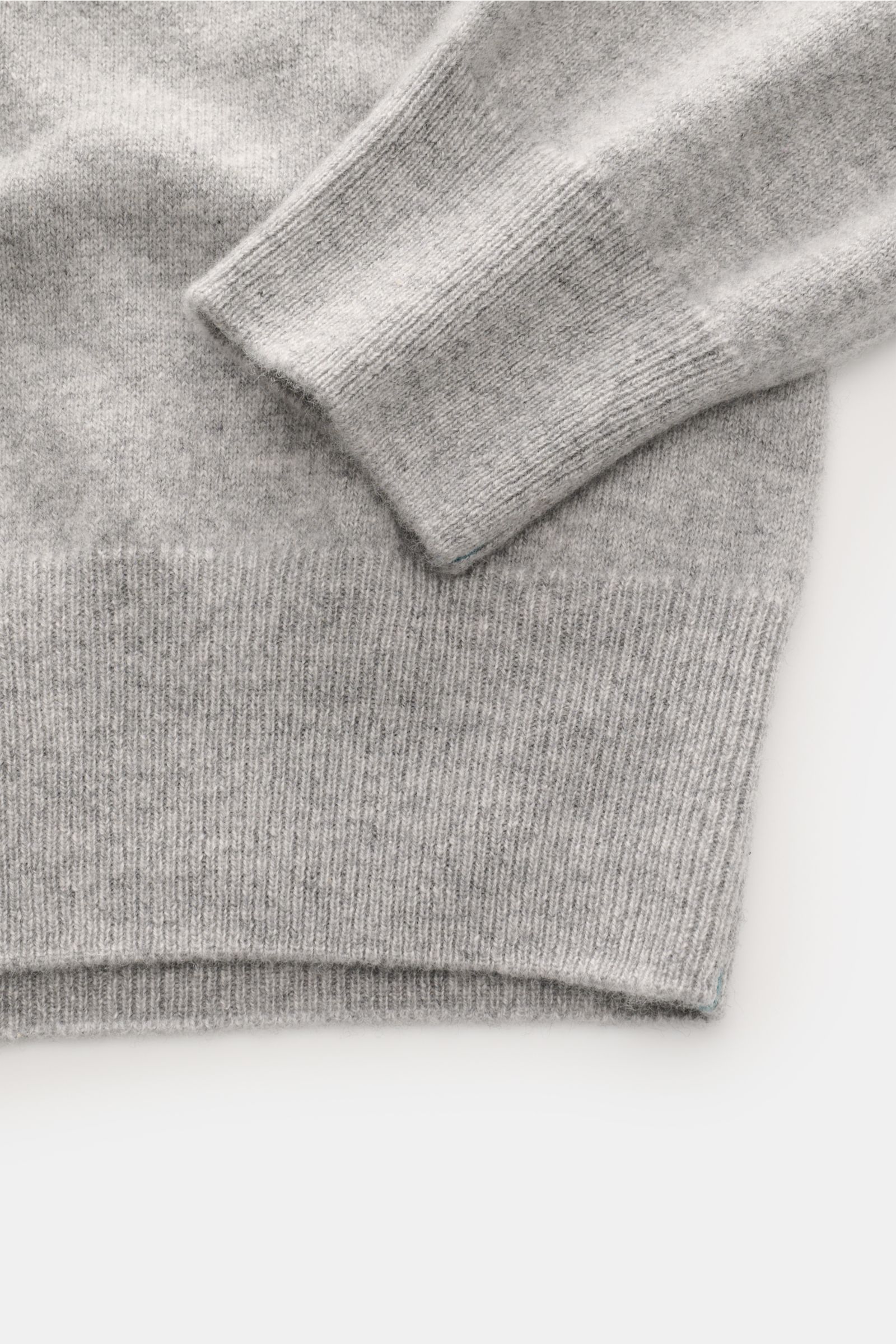 Fioroni Cashmere Cardigan grau meliert, Detailaufnahme von Saum und Ärmel mit flexiblem Rippbündchen, feinem Strickbild, glatter Knopfleiste, Slim Fit, reiner Baby-Cashmere, sehr weicher Griff, exquisite italienische Handwerkskunst.