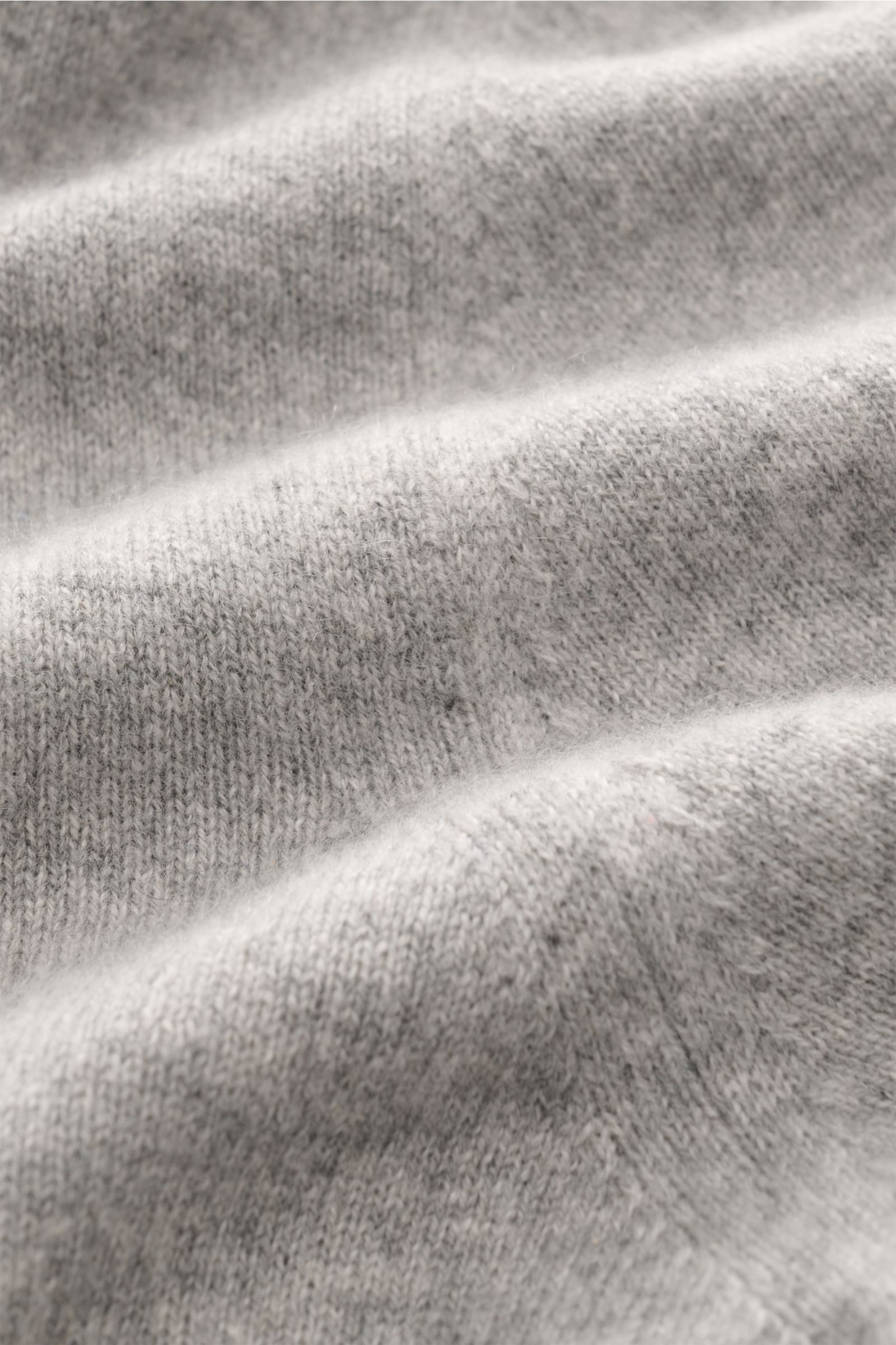 Fioroni Cashmere Cardigan grau meliert in Nahaufnahme, feines Strickbild, weicher Griff, glatte Knopfleiste, Slim Fit, flexible Rippbündchen, reine Baby-Cashmere-Handwerkskunst aus Italien.