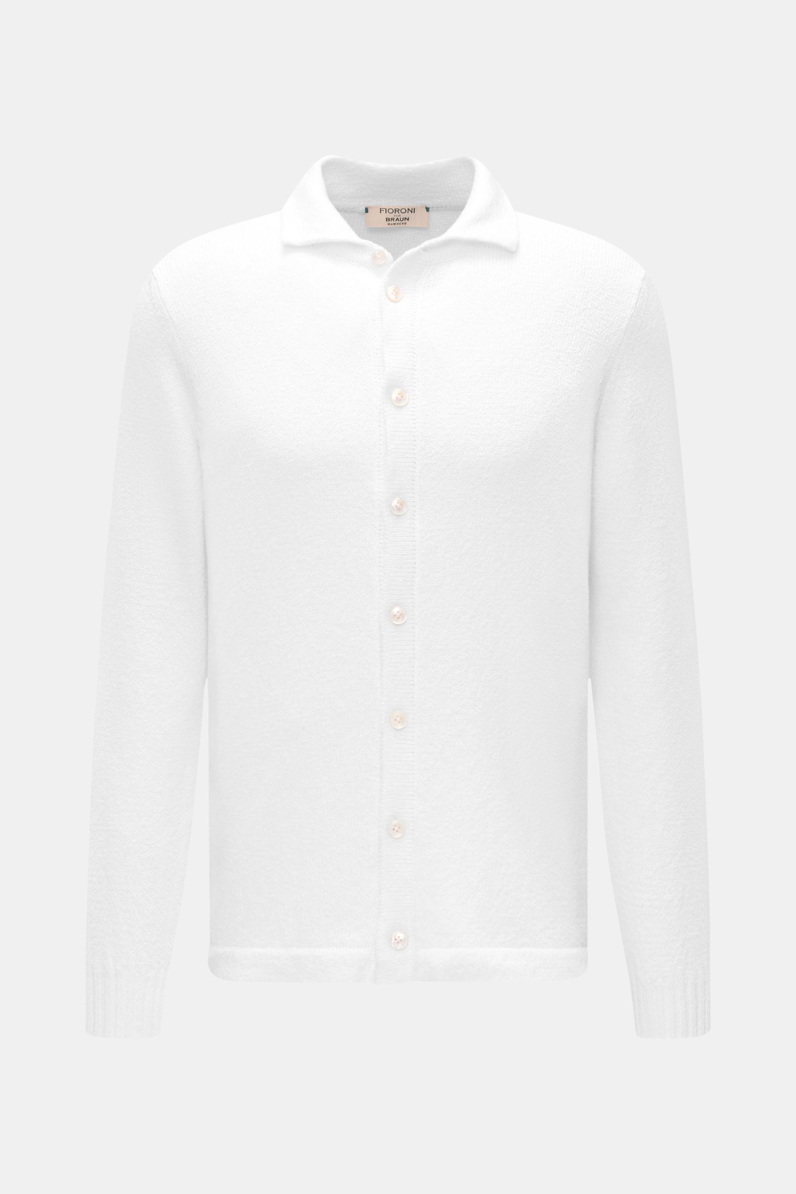 Fioroni Cardigan weiß aus reiner Baumwolle, Slim Fit mit Umlegekragen, acht Knöpfen, weichem Griff, mittelfeinem Strick, Rippbündchen, Saumschlitzen, frontal fotografiert.