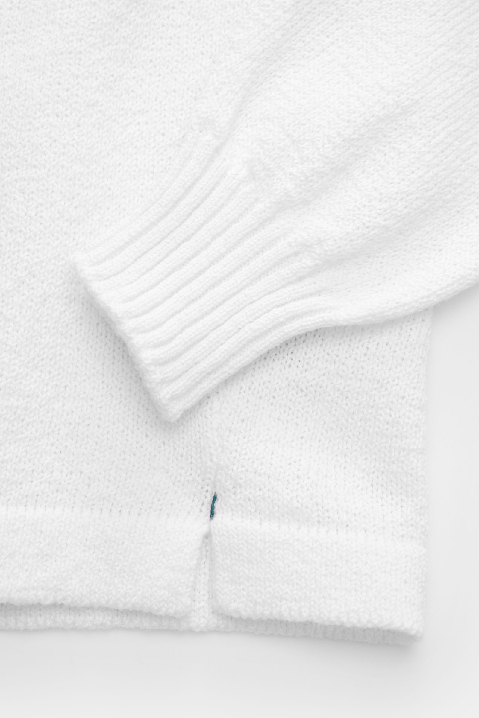 Fioroni Cardigan weiß in Slim Fit aus reiner Baumwolle, Detailaufnahme von Ärmel und Saum mit Rippbündchen und Saumschlitzen.