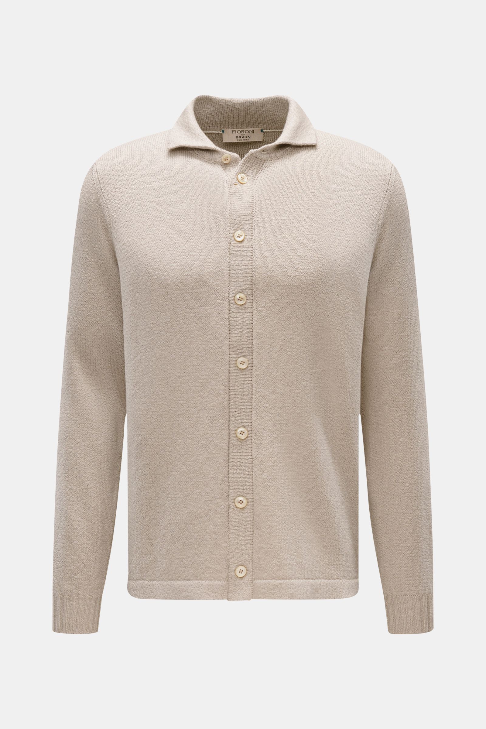 Fioroni Cardigan beige, Slim Fit, aus reiner Baumwolle mit Umlegekragen, Acht-Knopf-Leiste, flexiblen Rippbündchen, kurze Saumschlitze, mittelfeines Strickbild, frontal fotografiert.
