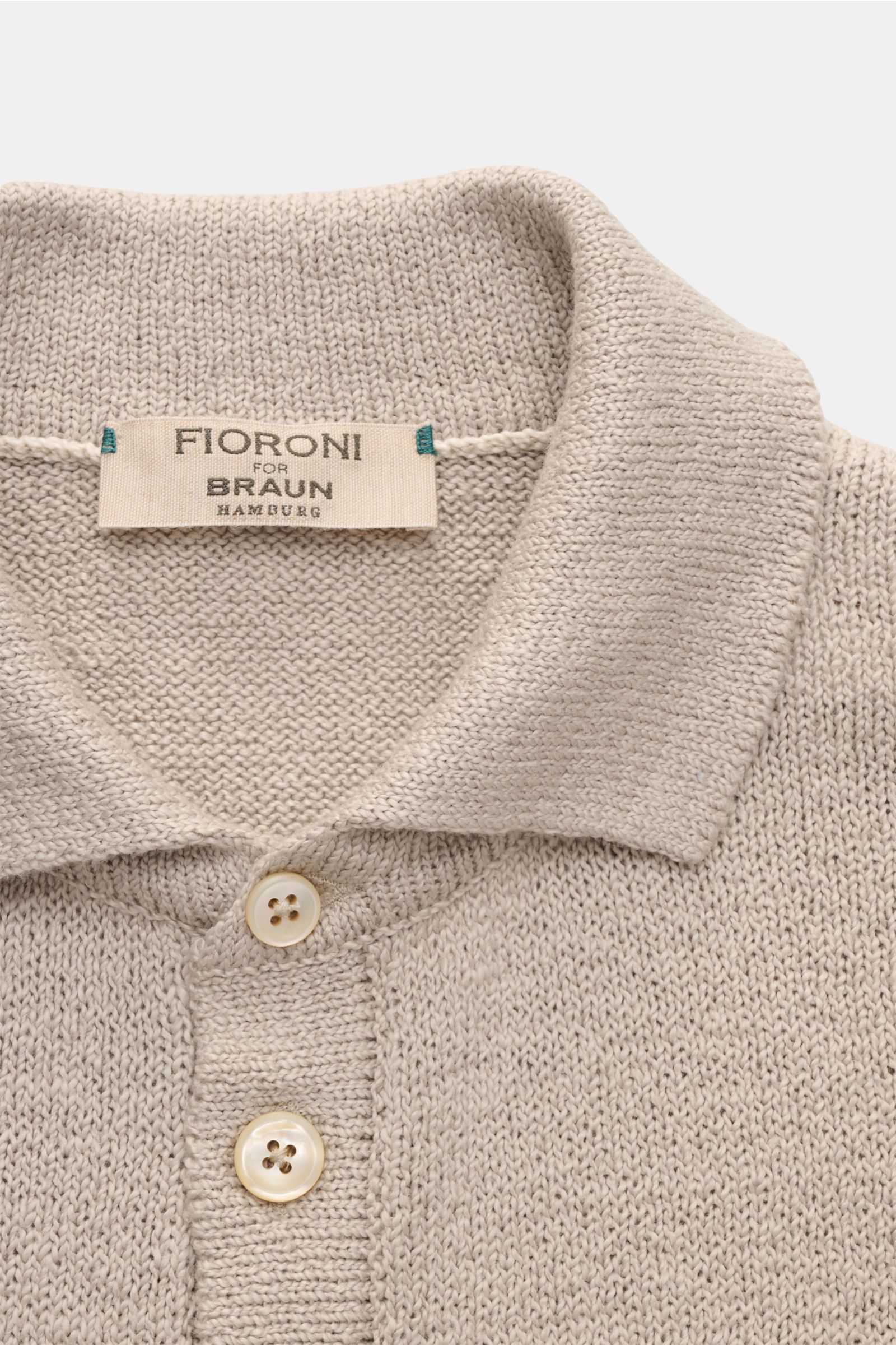 Fioroni Cardigan beige aus reiner Baumwolle, Slim Fit, mittelfeines Strickbild, Umlegekragen, Acht-Knopf-Leiste, Detailaufnahme von oben.