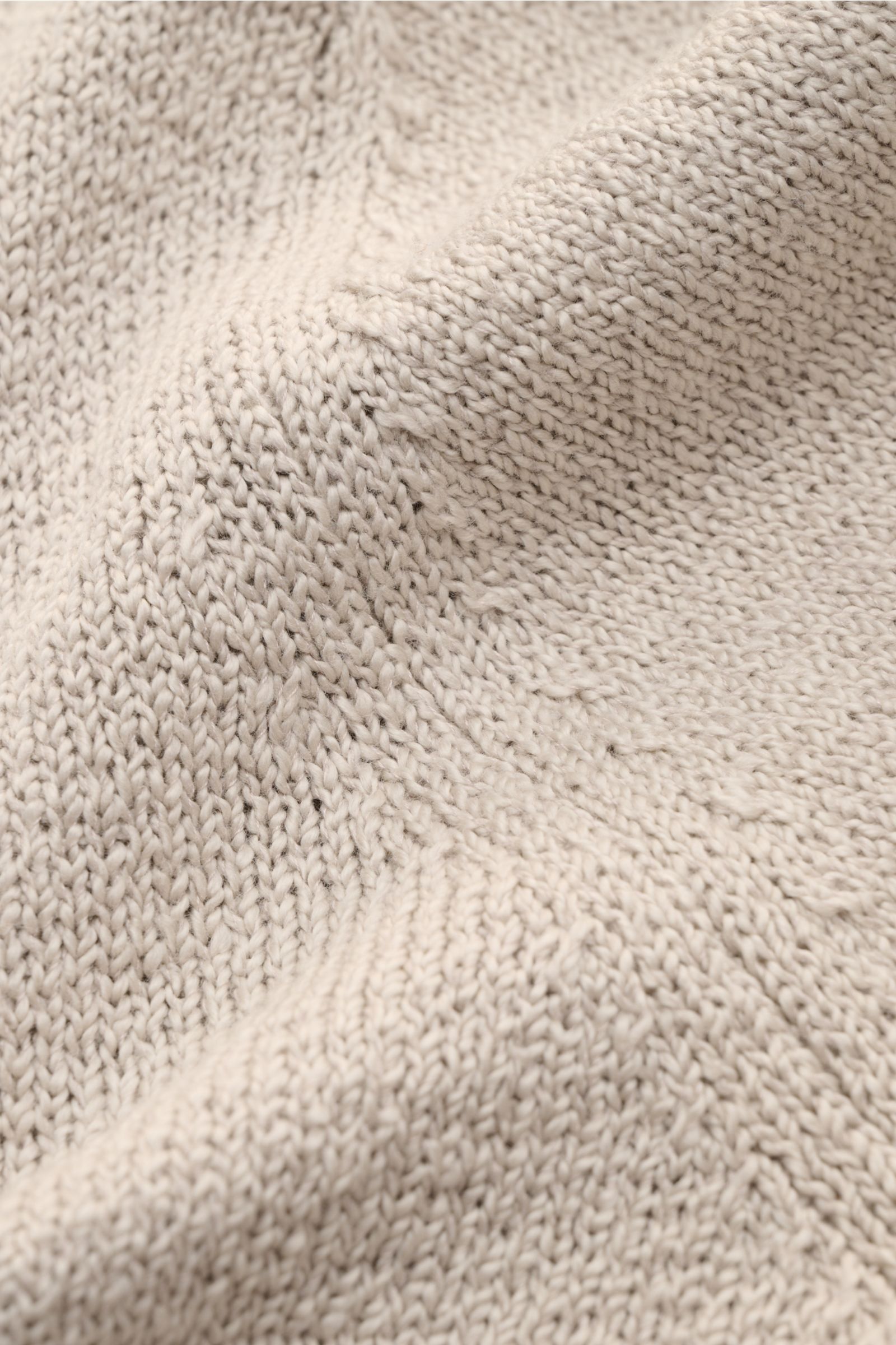 Fioroni Cardigan beige Nahaufnahme des mittelfeinen Strickbilds aus weicher, reiner Baumwolle mit flexiblem Griff, Detailfoto.