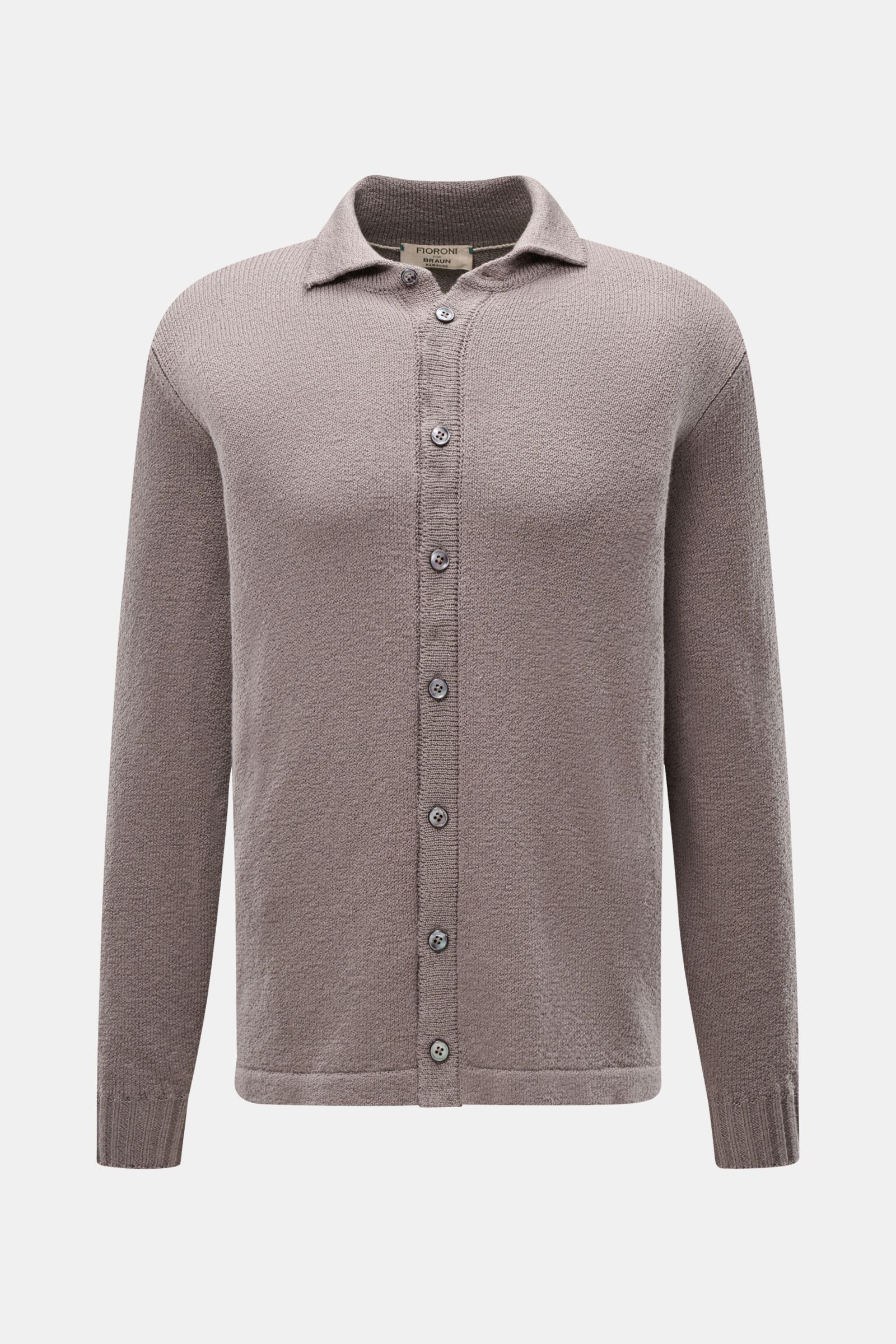 Fioroni Cardigan grau, Vorderansicht, Slim Fit aus reiner Baumwolle mit Umlegekragen, acht Knöpfen, weichem Griff, mittelfeinem Strickbild und Rippbündchen.
