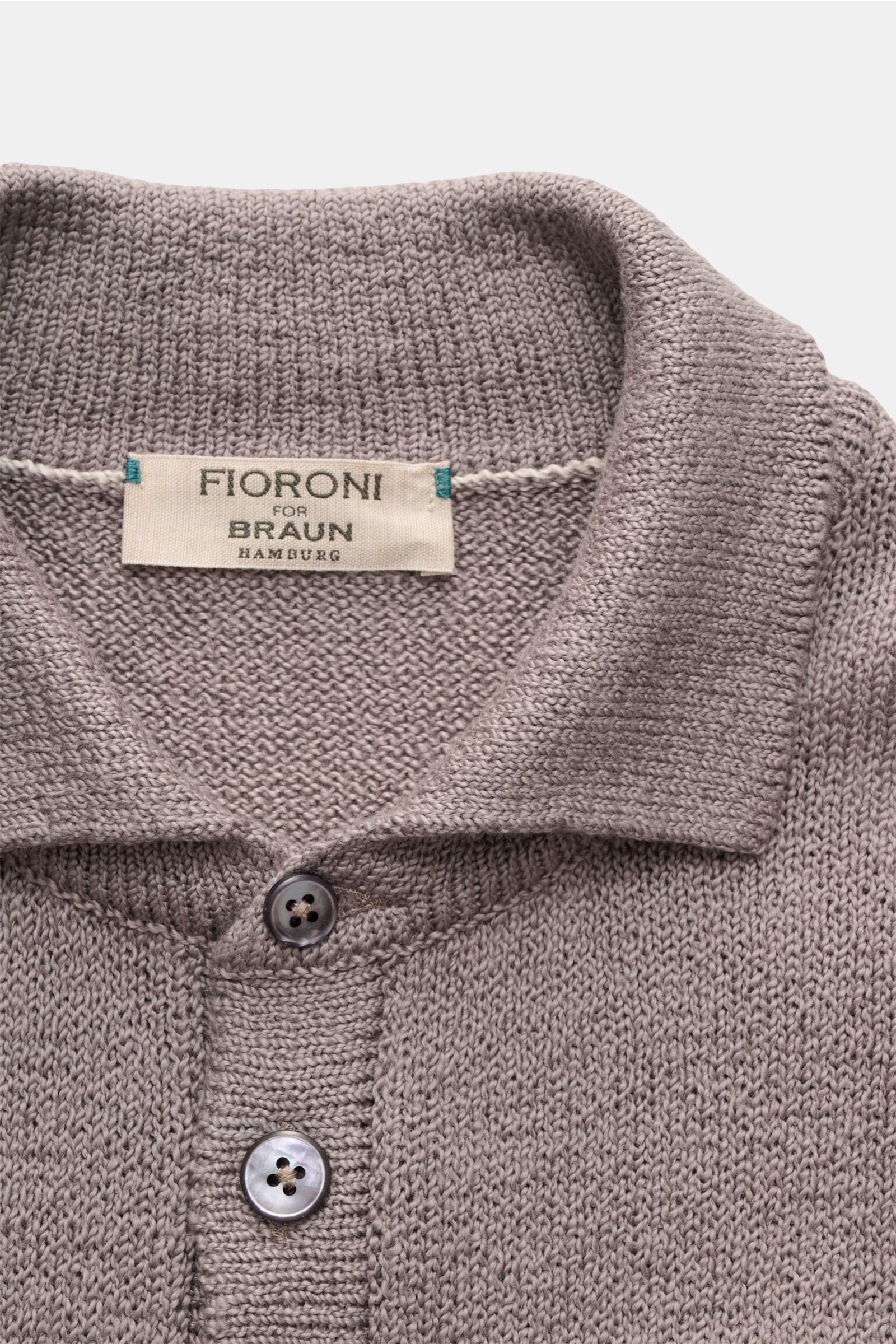 Fioroni Cardigan grau, Nahaufnahme von oben, weicher Baumwollstrick, Umlegekragen, Acht-Knopf-Leiste, Slim Fit, flexible Rippbündchen.