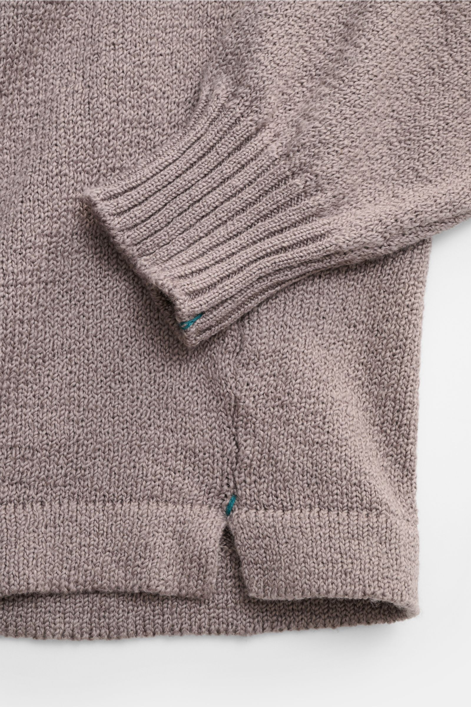 Nahaufnahme des Fioroni Cardigan grau, Perspektive auf Ärmel und Saum mit weichem Baumwollstrick, Rippbündchen und Saumschlitzen.