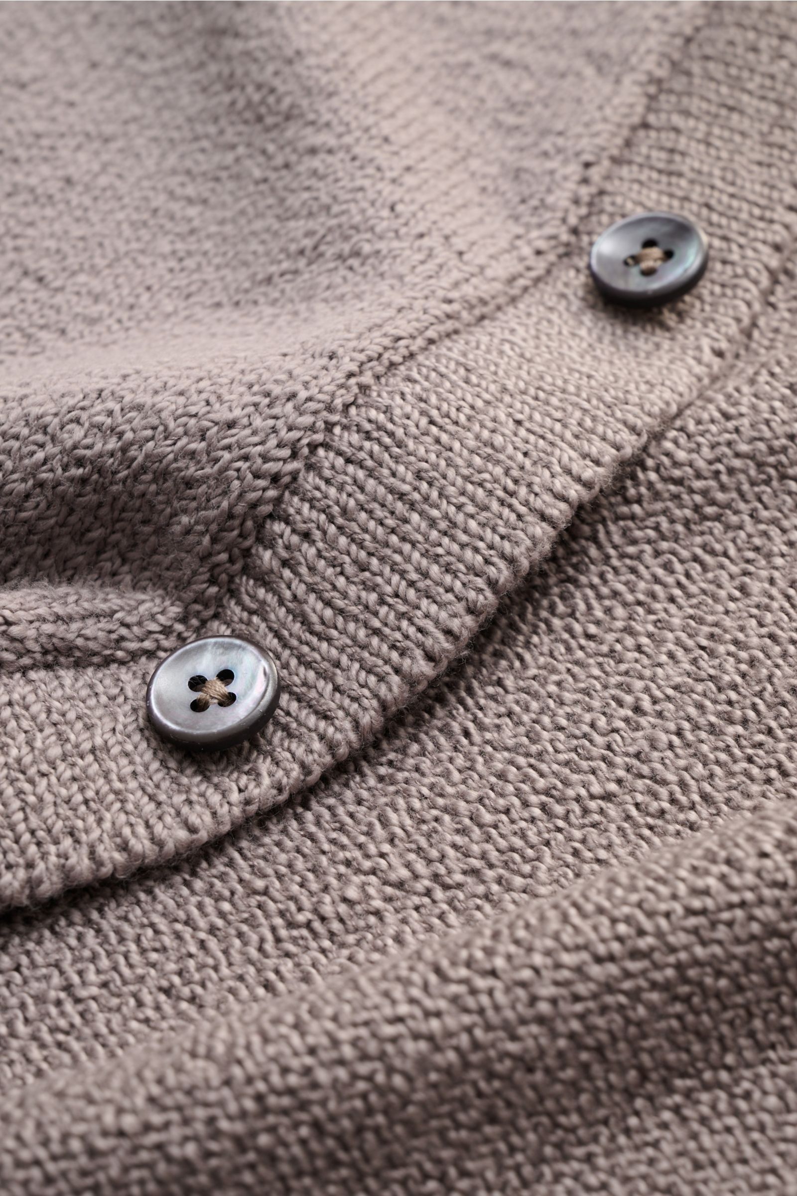 Nahaufnahme des grauen Fioroni Cardigan mit weichem Baumwollstrick, Umlegekragen und acht Knöpfen, seitliche Perspektive.