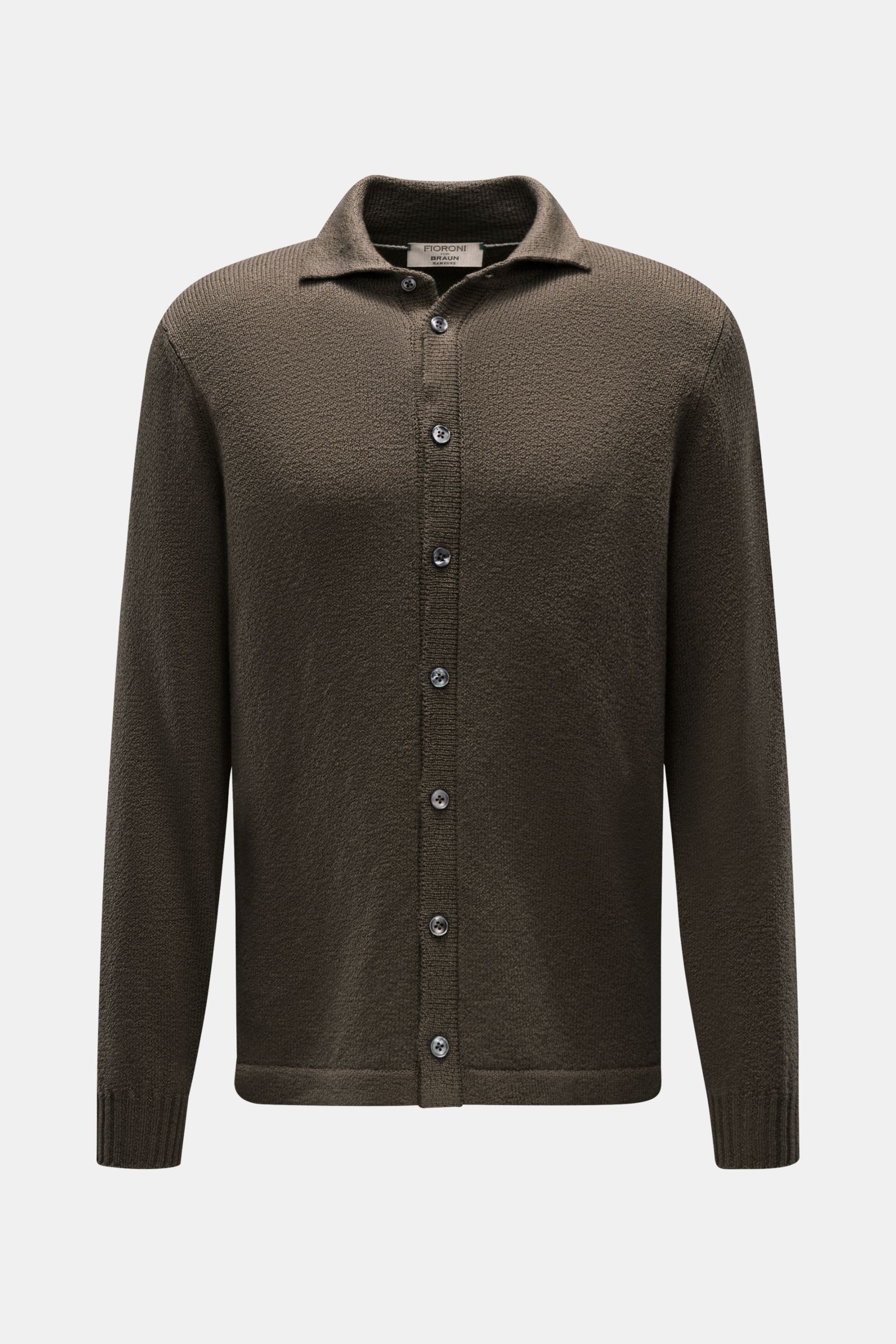 Fioroni Cardigan oliv aus reiner Baumwolle, Slim Fit, mittelfeines Strickbild, Umlegekragen, acht Knöpfe, Rippbündchen, Saumschlitze, Frontansicht.