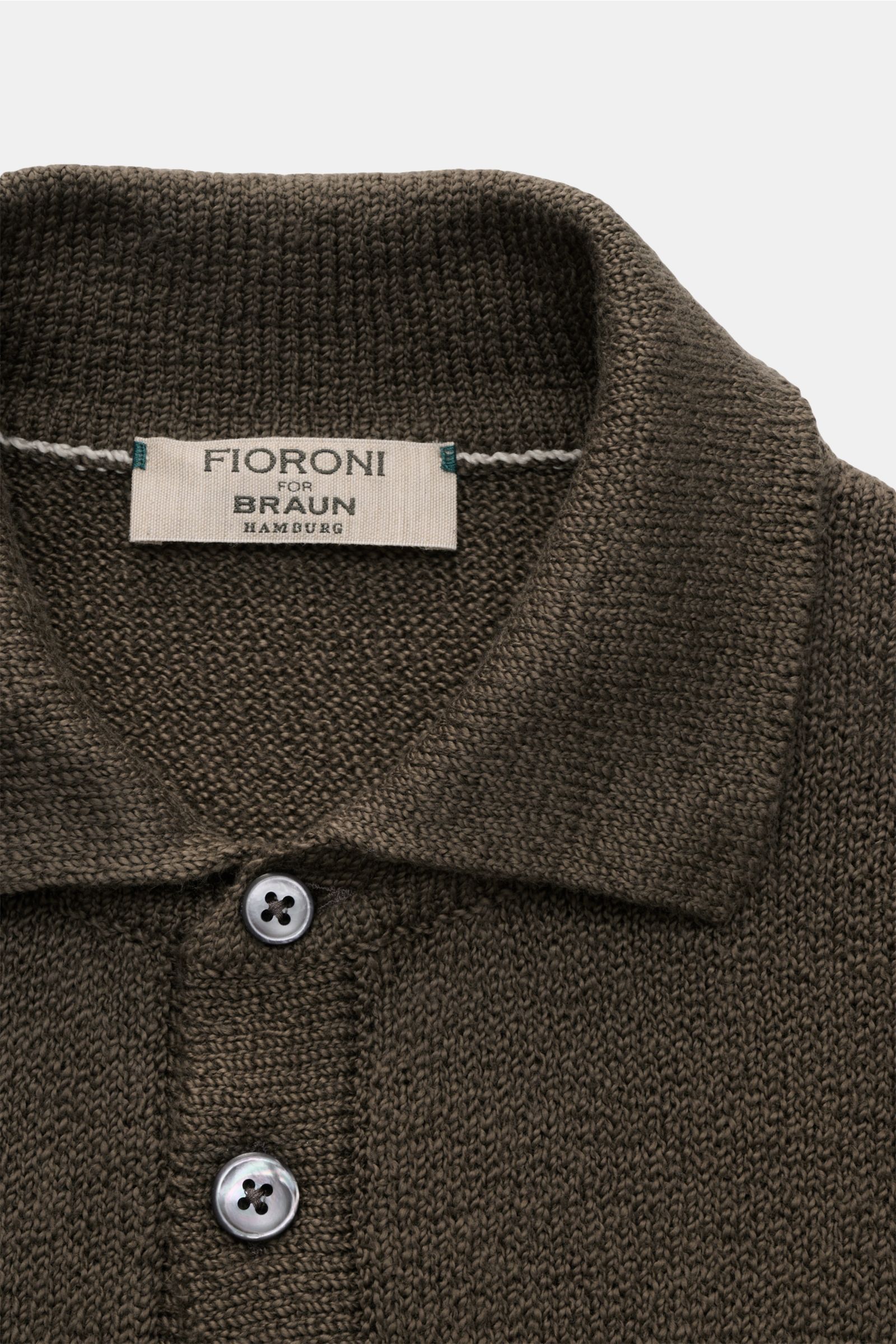 Fioroni Cardigan oliv in Slim Fit, aus reiner Baumwolle mit Umlegekragen, acht Knöpfen, weichem Griff und mittelfeinem Strick, Nahaufnahme von oben.