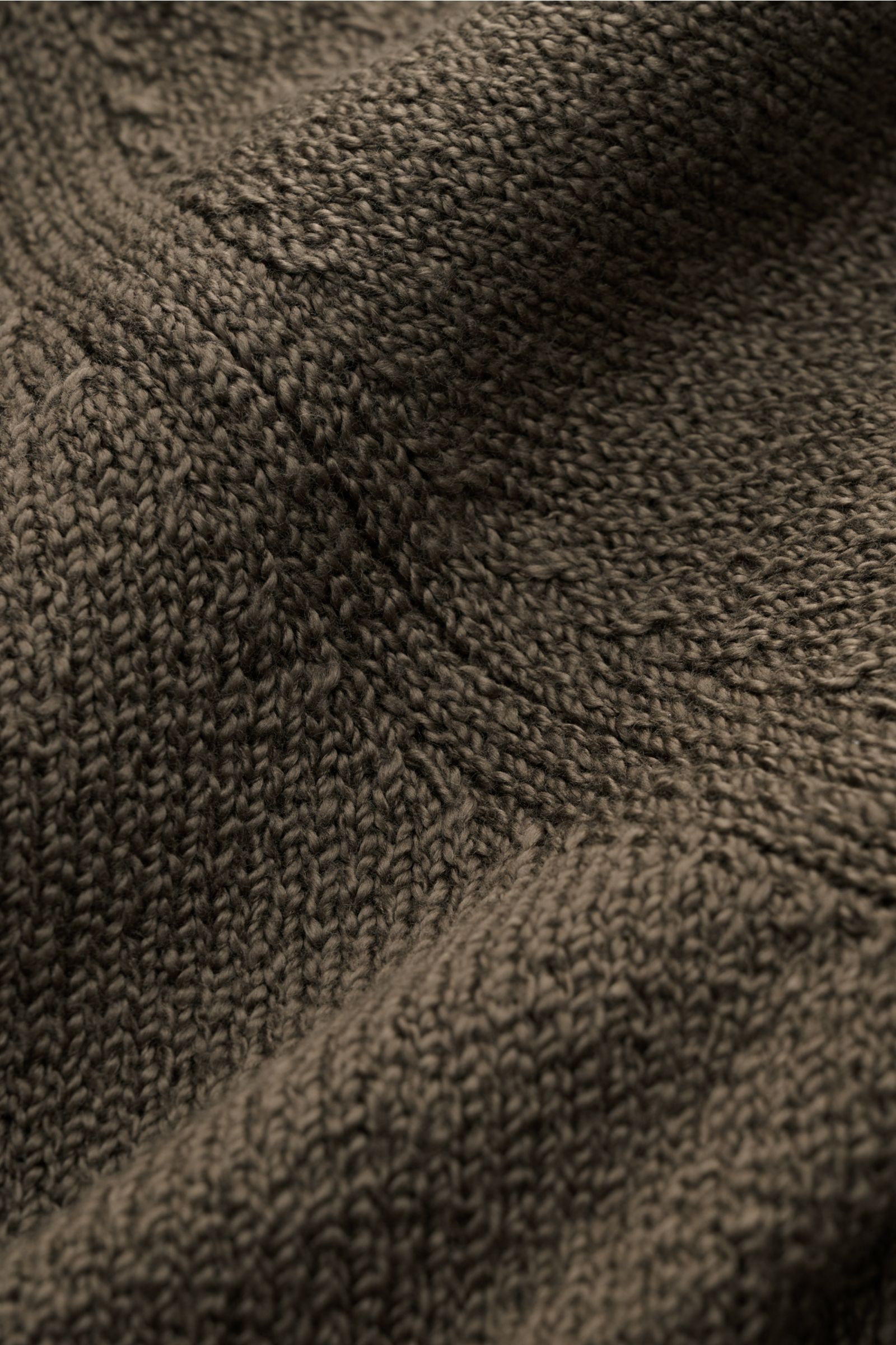 Nahaufnahme des olivfarbenen Fioroni Cardigan mit mittelfeinem Strickbild aus weicher, reiner Baumwolle, fotografiert aus Frontperspektive.