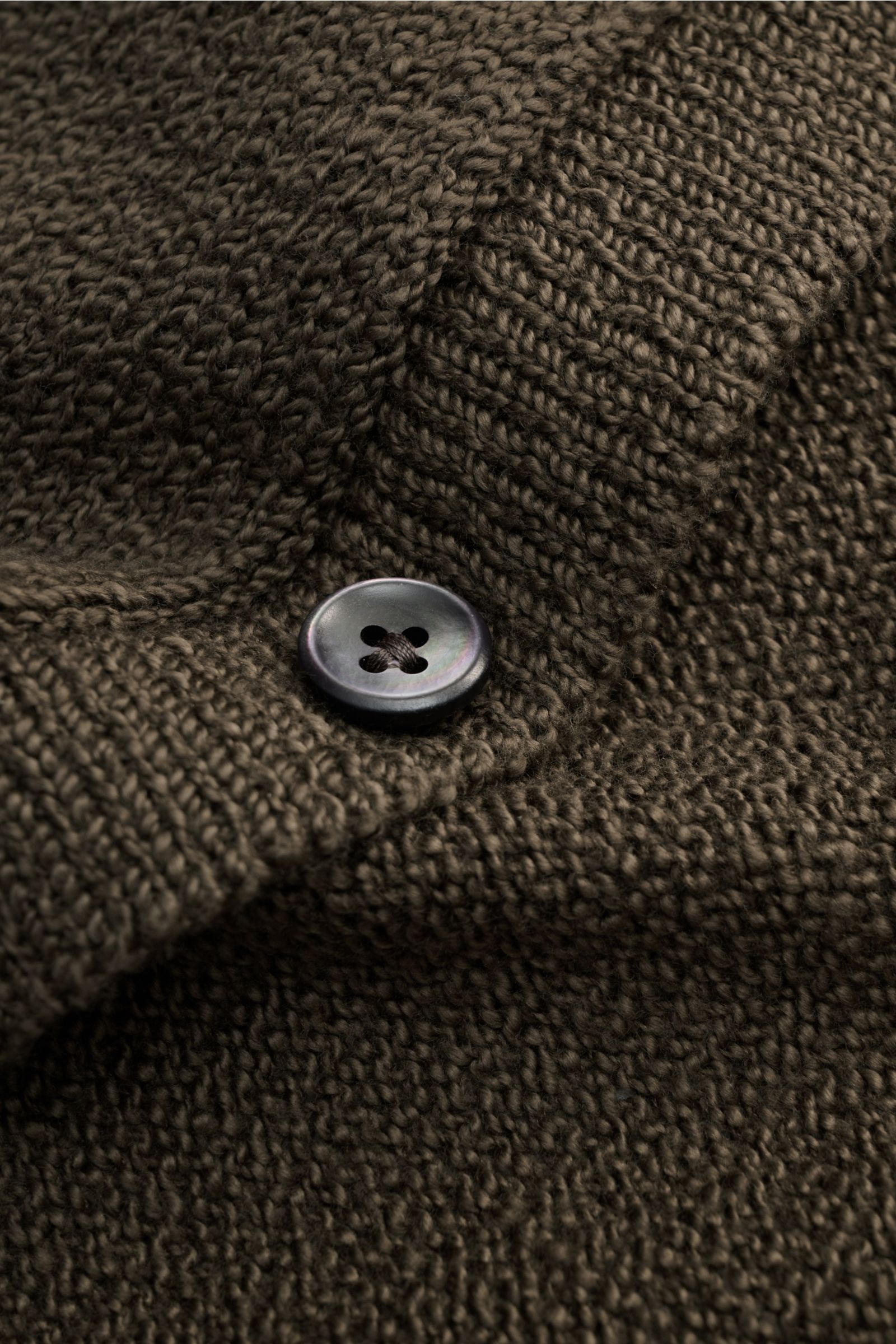 Nahaufnahme des olivfarbenen Fioroni Cardigan aus reiner Baumwolle mit weichem Griff, mittelfeinem Strickbild und Knopf detail.