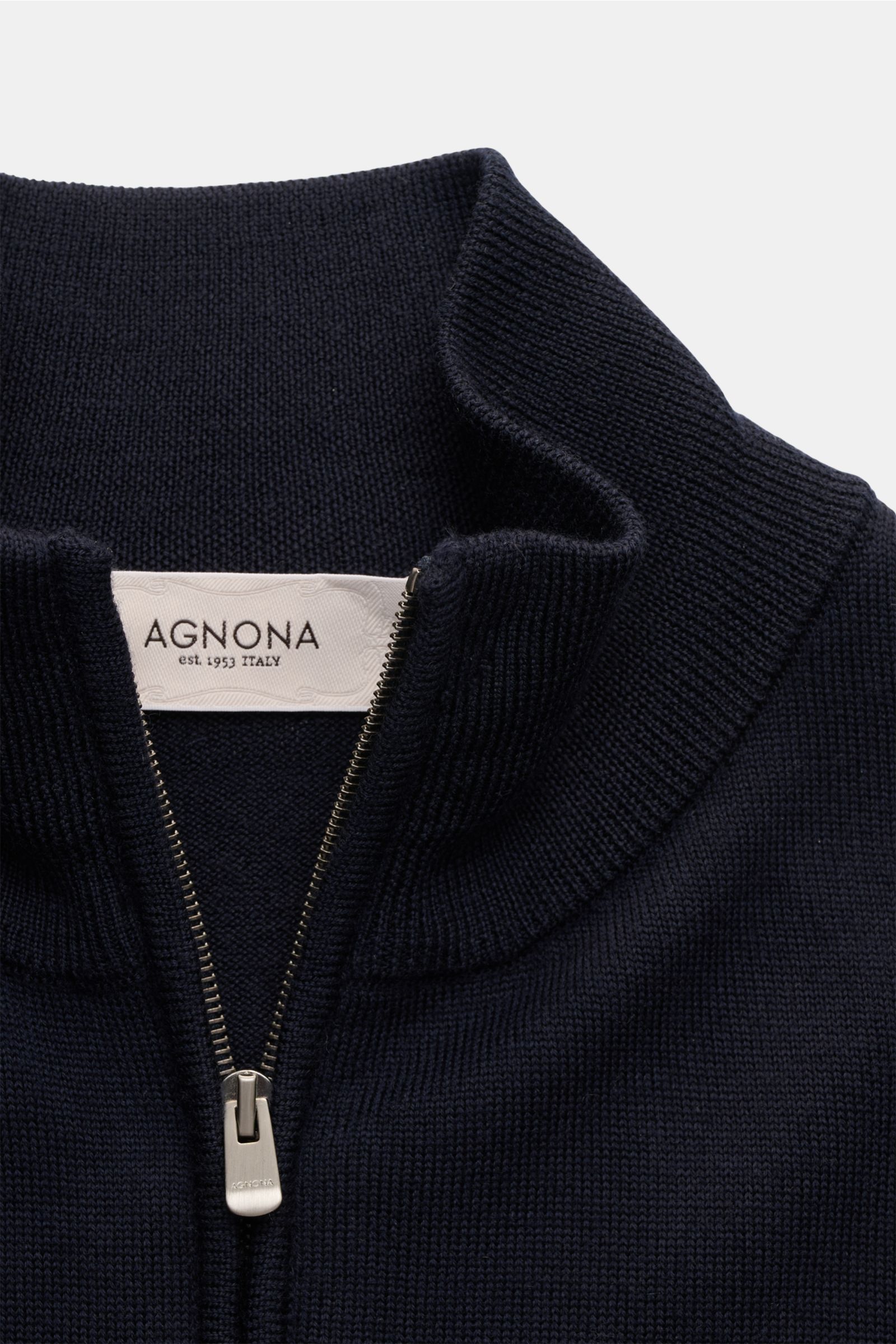 Agnona Strickjacke navy aus reiner Wolle mit Slim Fit, zwei-Wege-Reißverschluss, hohem Kragen, Rippbündchen, Metall-Logo, Detailansicht von oben.
