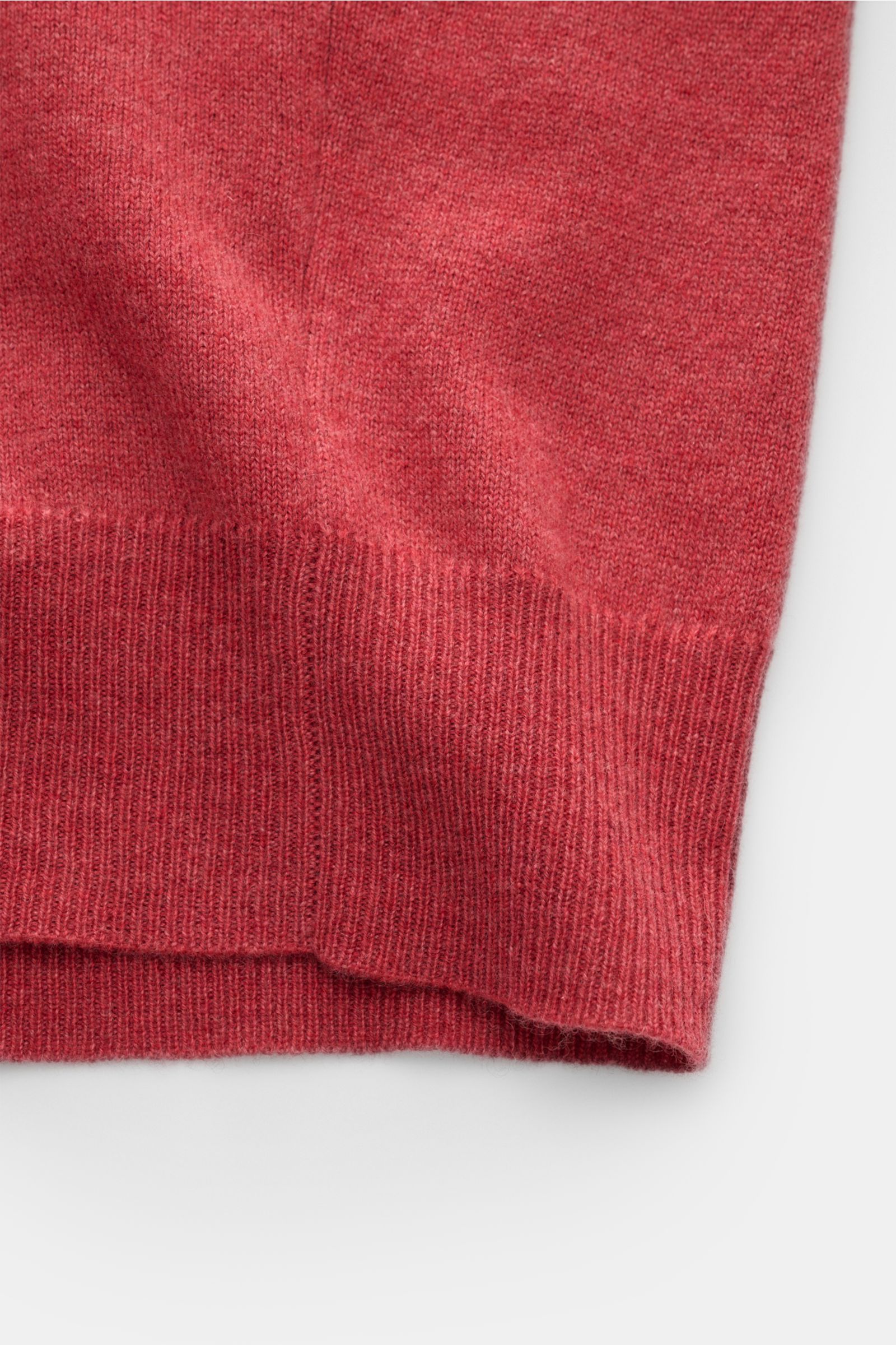 Close-up front view of the Brunello Cucinelli Cashmere Strickjacke hellrot, showcasing smooth cashmere knit, fine stitch, soft texture, narrow contrast edges, ribbed cuffs, and hem.

Luxus für die Freizeitgarderobe bietet BRUNELLO CUCINELLI mit dieser 