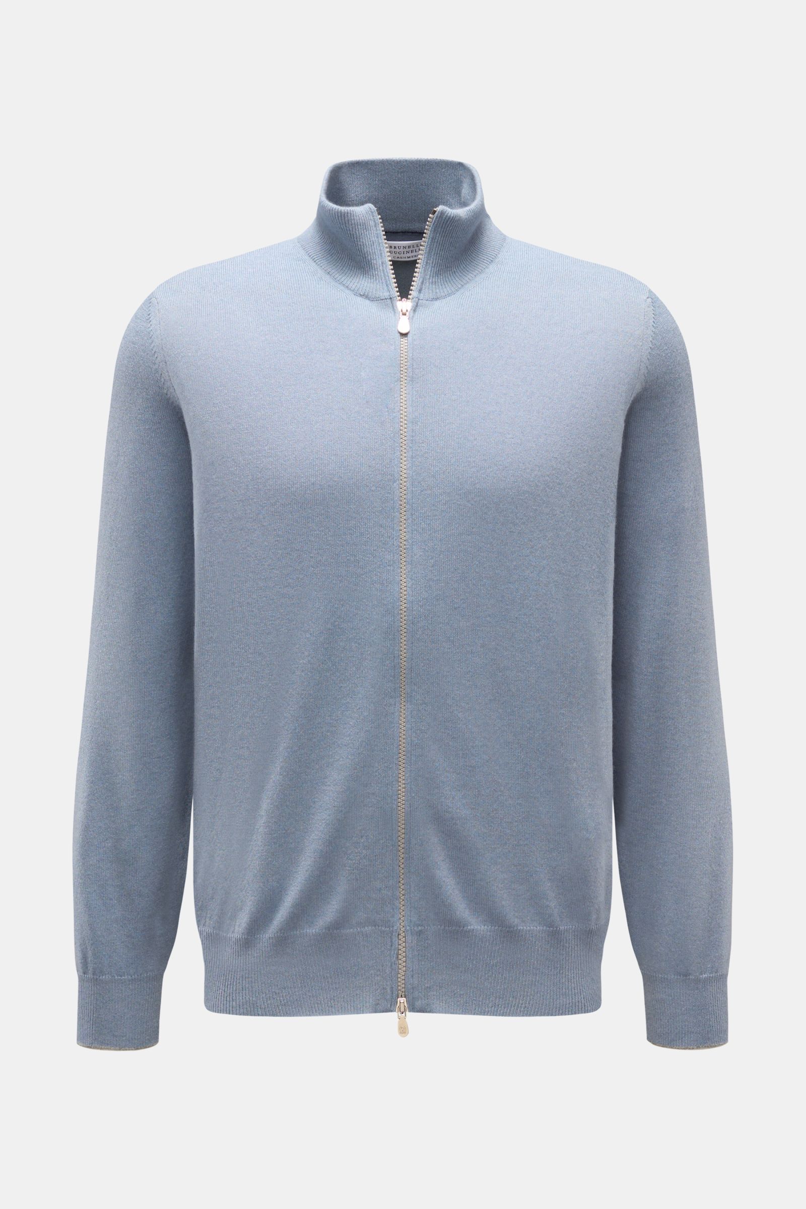 Front view of Brunello Cucinelli Cashmere Strickjacke rauchblau, a soft, regular fit cardigan with a two-way zipper and stand collar.

Luxus für die Freizeitgarderobe bietet BRUNELLO CUCINELLI mit dieser Strickjacke aus geschmeidigem Cashmere, veredelt