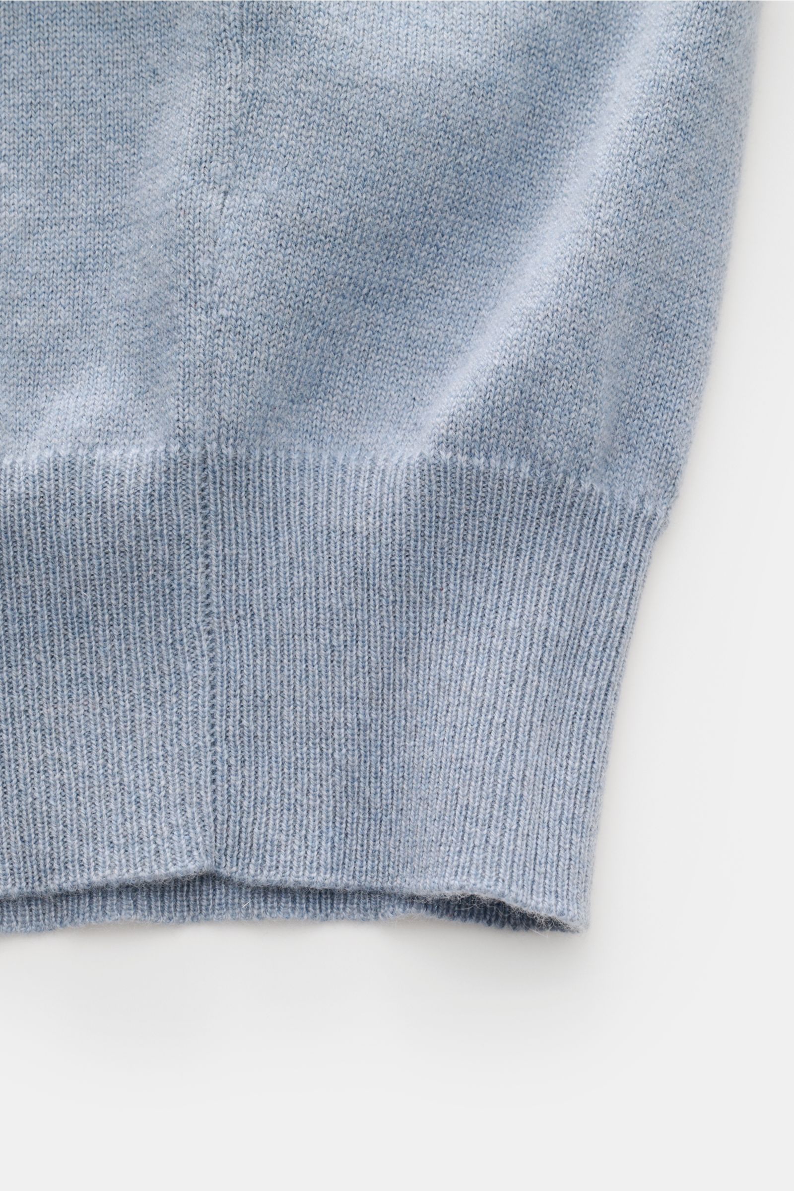 Close-up view of the lower sleeve and hem of the Brunello Cucinelli Cashmere Strickjacke rauchblau, showcasing soft, fine knit and ribbed cuffs.

Description: Luxus für die Freizeitgarderobe bietet BRUNELLO CUCINELLI mit dieser Strickjacke aus geschmei