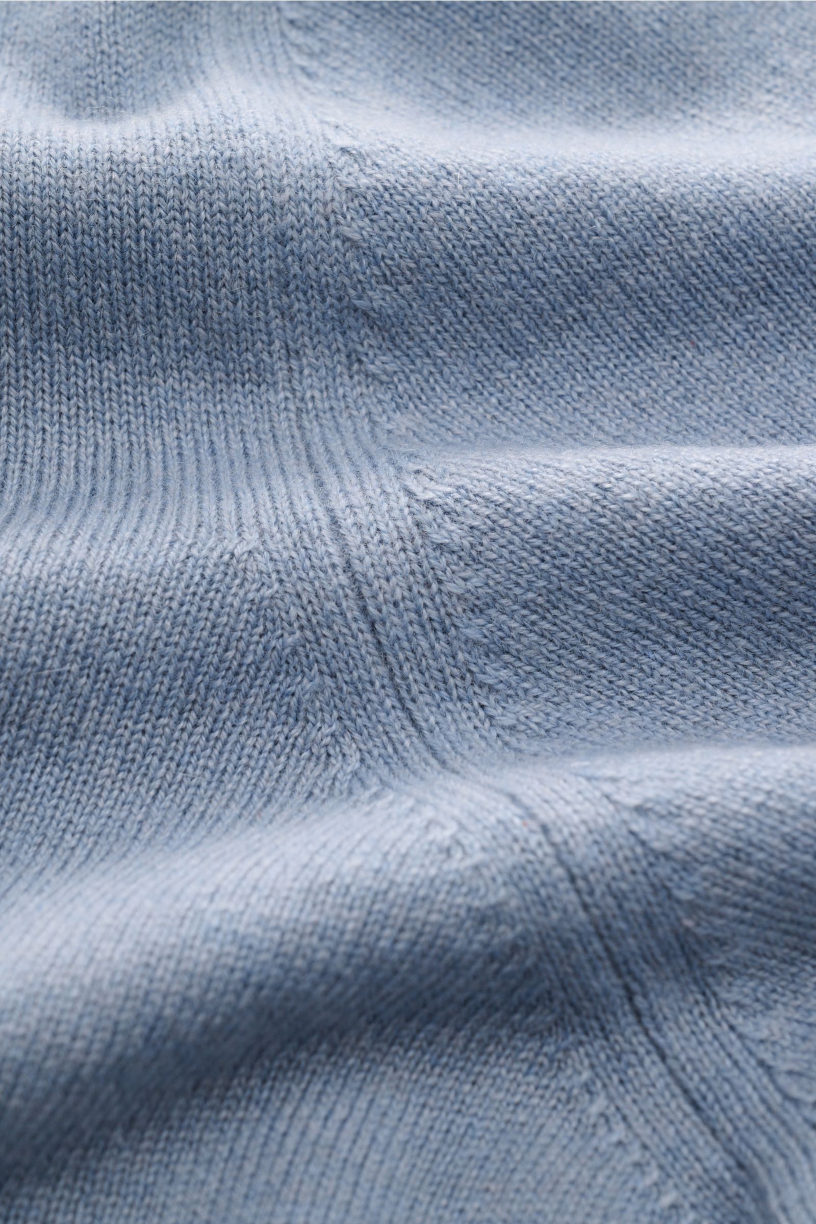 Close-up front view of the Brunello Cucinelli Cashmere Strickjacke rauchblau showing fine knit, soft texture, and detailed stitch pattern.

Luxus für die Freizeitgarderobe bietet BRUNELLO CUCINELLI mit dieser Strickjacke aus geschmeidigem Cashmere, ver