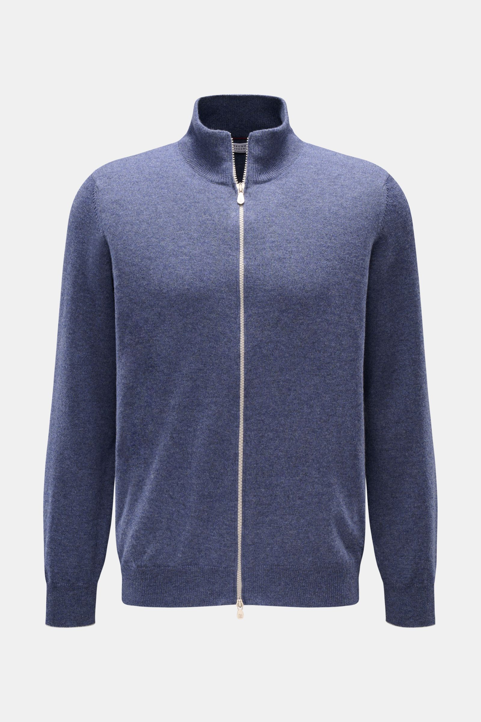 Front view of Brunello Cucinelli Cashmere Strickjacke blau meliert, a soft blue melange cashmere cardigan with contrast trim, two-way zipper, and stand collar.

Luxus für die Freizeitgarderobe bietet BRUNELLO CUCINELLI mit dieser Strickjacke aus geschm
