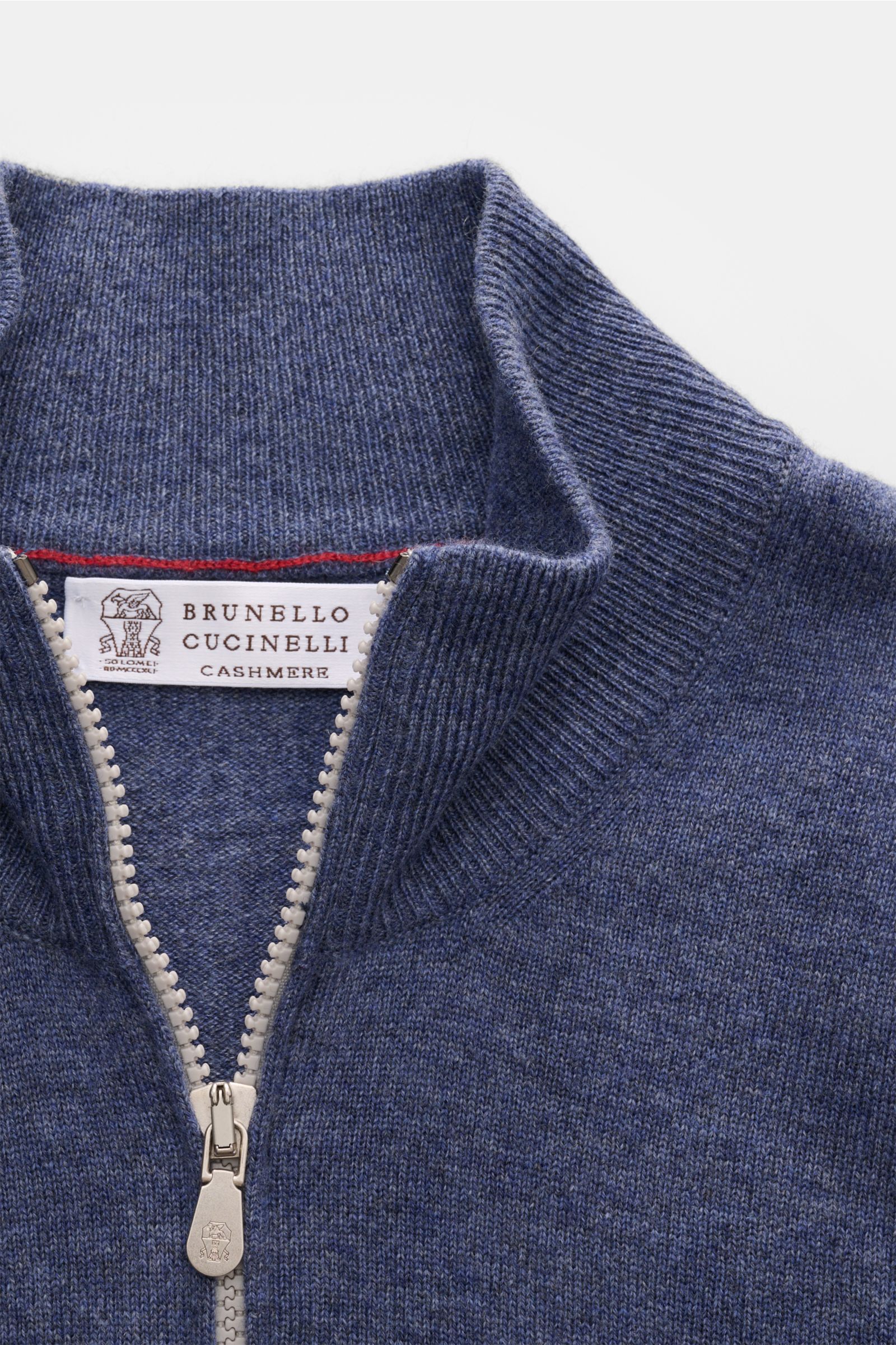 Close-up front view of Brunello Cucinelli Cashmere Strickjacke blau meliert with a two-way zipper, fine knit, and ribbed collar.

Luxus für die Freizeitgarderobe bietet BRUNELLO CUCINELLI mit dieser Strickjacke aus geschmeidigem Cashmere, veredelt mit 
