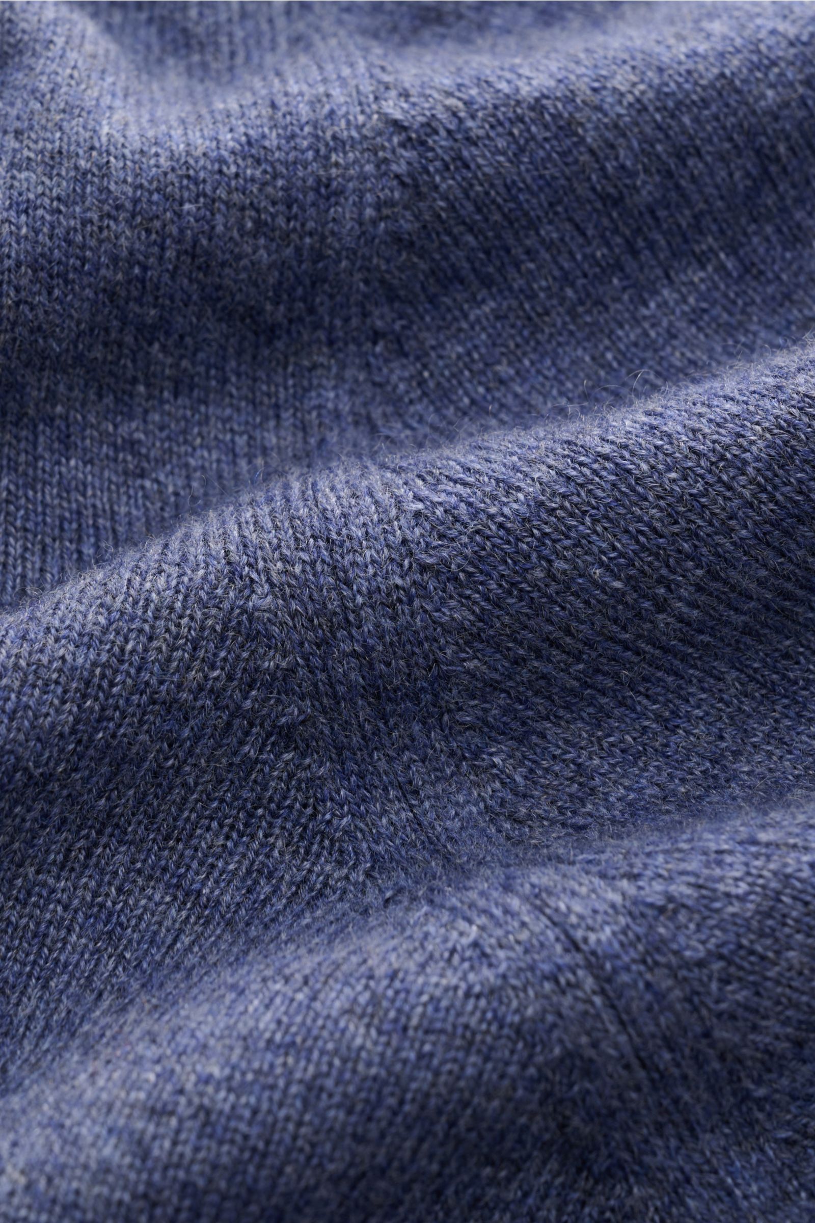 Close-up front view of Brunello Cucinelli Cashmere Strickjacke blau meliert showing soft, fine knit texture in blue melange.

Luxus für die Freizeitgarderobe bietet BRUNELLO CUCINELLI mit dieser Strickjacke aus geschmeidigem Cashmere, veredelt mit fein