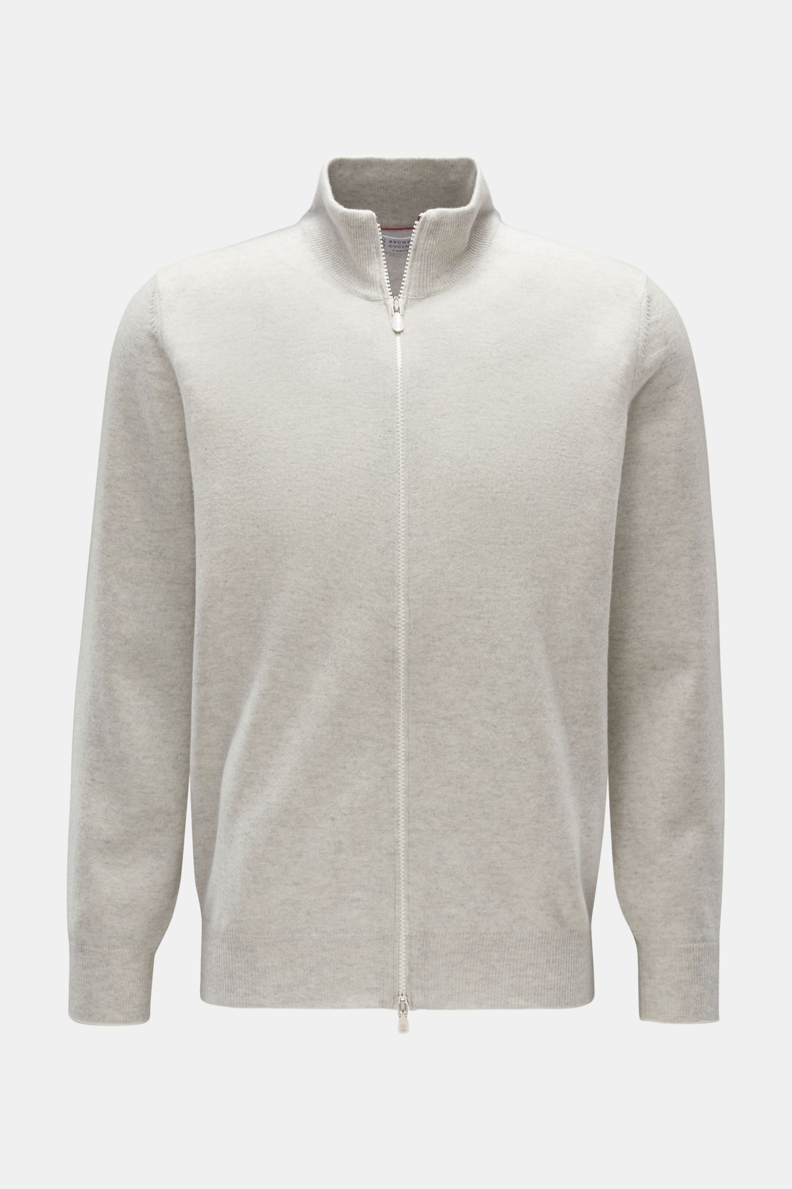 Front view of Brunello Cucinelli Cashmere Strickjacke hellgrau meliert, a light grey zip-up cardigan with a stand collar and fine contrast edges.

Luxus für die Freizeitgarderobe bietet BRUNELLO CUCINELLI mit dieser Strickjacke aus geschmeidigem Cashme