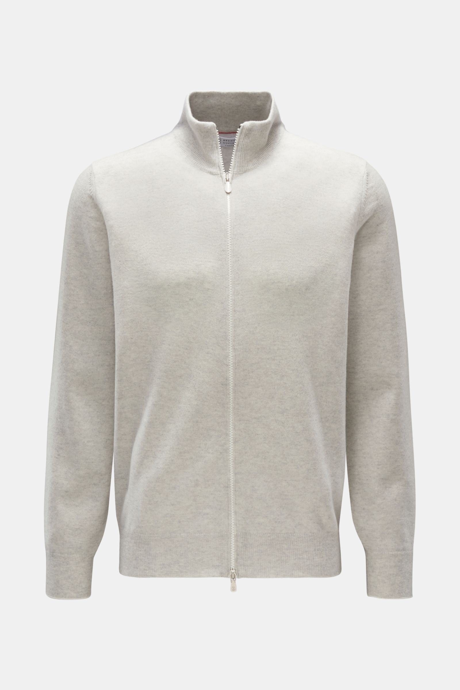 Front view of Brunello Cucinelli Cashmere Strickjacke hellgrau meliert, a light grey melange zip-up cardigan with a stand-up collar, slim contrast cuffs, and fine knit texture.

Luxus für die Freizeitgarderobe bietet BRUNELLO CUCINELLI mit dieser Stric