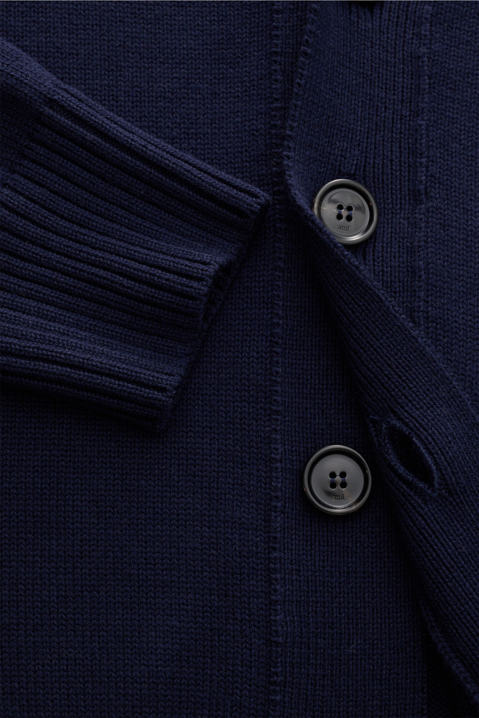 Nahaufnahme des Ami Paris Cardigan 'ADC' navy aus Woll-Baumwoll-Mix, weiches, mittelfeines Strickbild, breite Rippbündchen, Fünf-Knopf-Leiste, V-Ausschnitt, eingestricktes Herz-Logo.