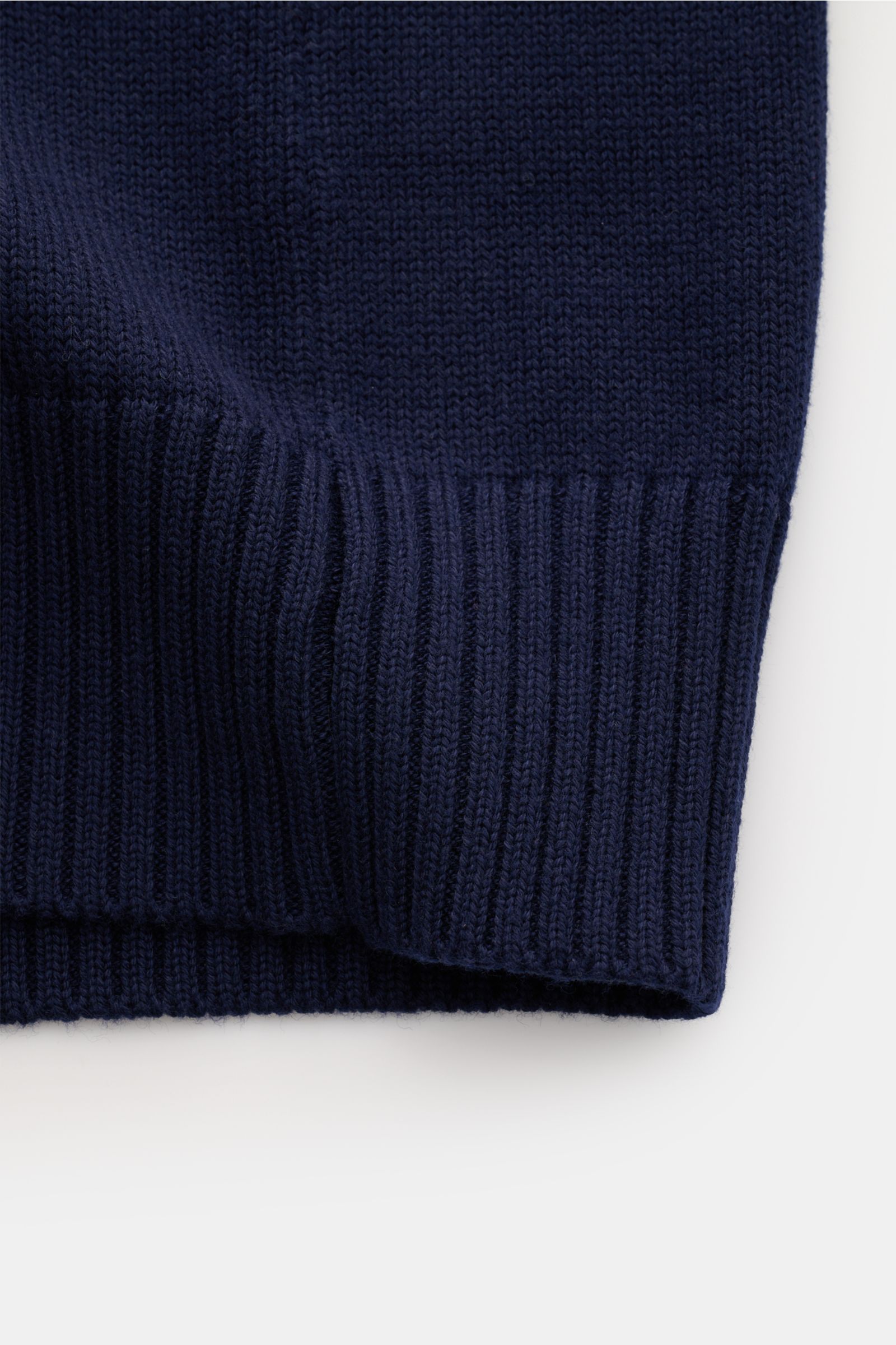 Nahaufnahme des breiten Rippbündchens am Ärmel des Ami Paris Cardigan 'ADC' navy aus Woll-Baumwoll-Mix mit weichem Griff.