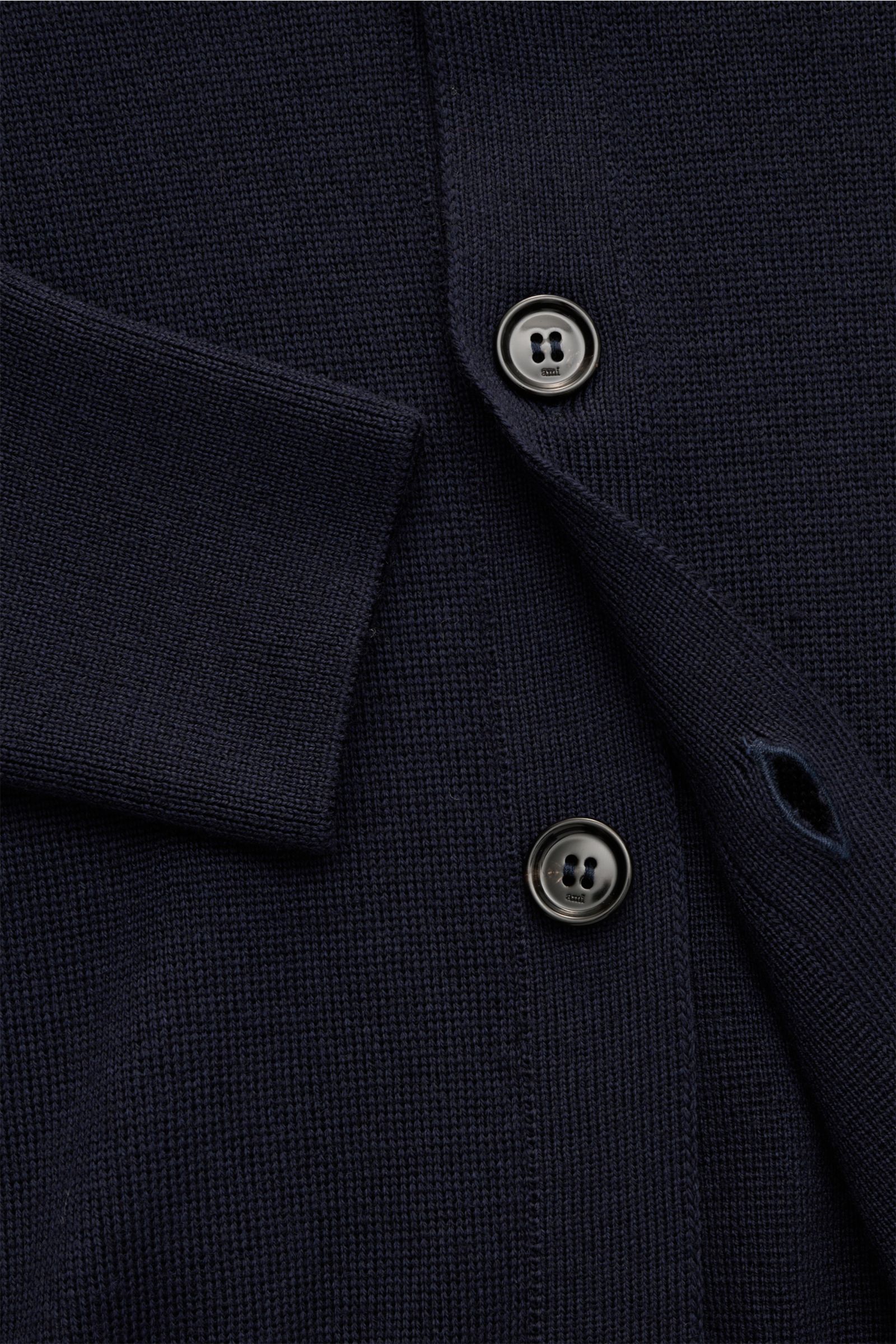 Ami Paris Merino Cardigan navy, Nahaufnahme von Ärmel und Knopfleiste, aus weicher Merinowolle mit kontrastfarbenem Logo-Stitching.