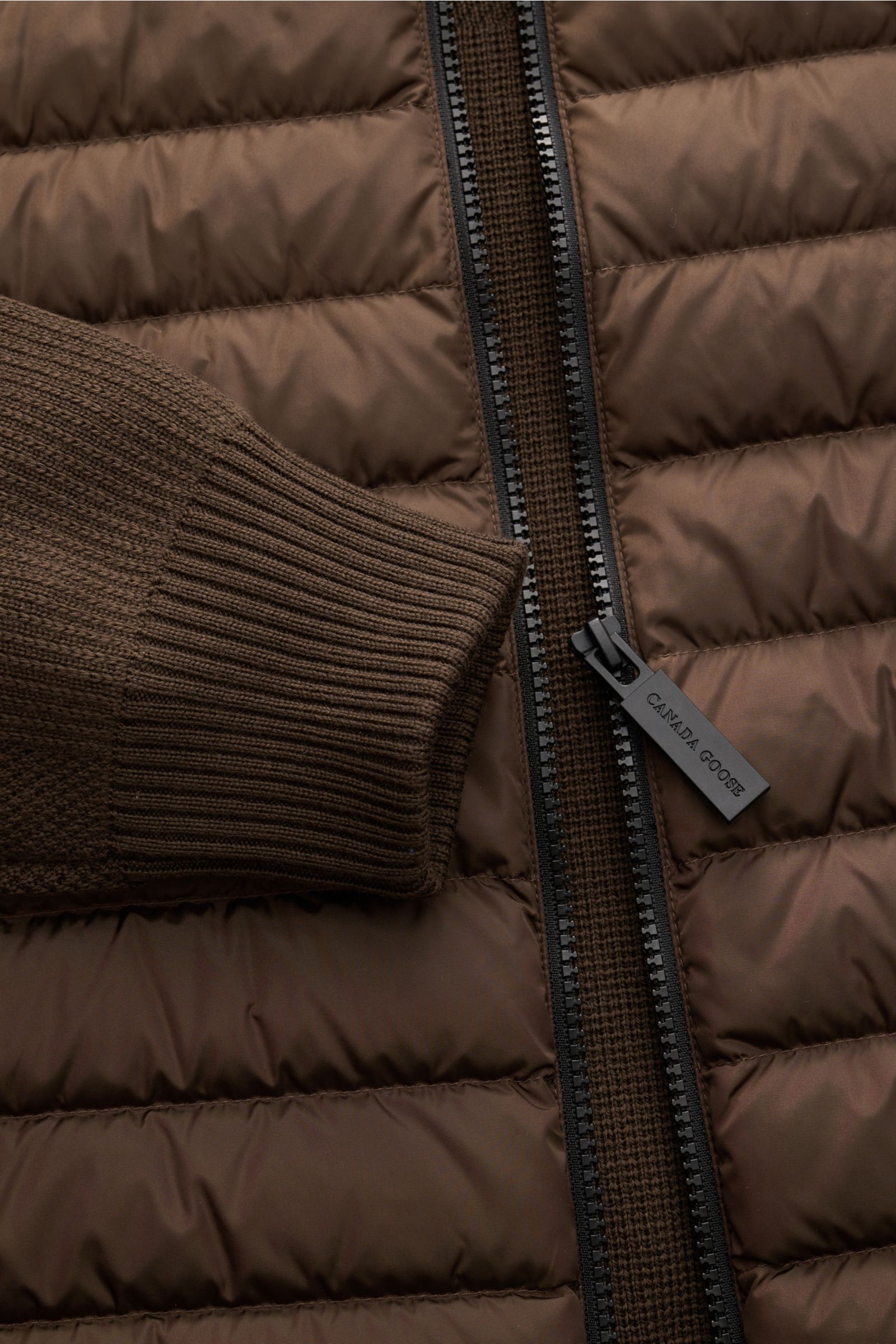 Close-up front view of Canada Goose Cardigan 'Hybridge Knit' dark brown showing down quilted front, ribbed wool sleeve, and robust zip.

Description: Make a smooth transition into the new season with the cardigan 'Hybridge Knit' from the outdoor label 