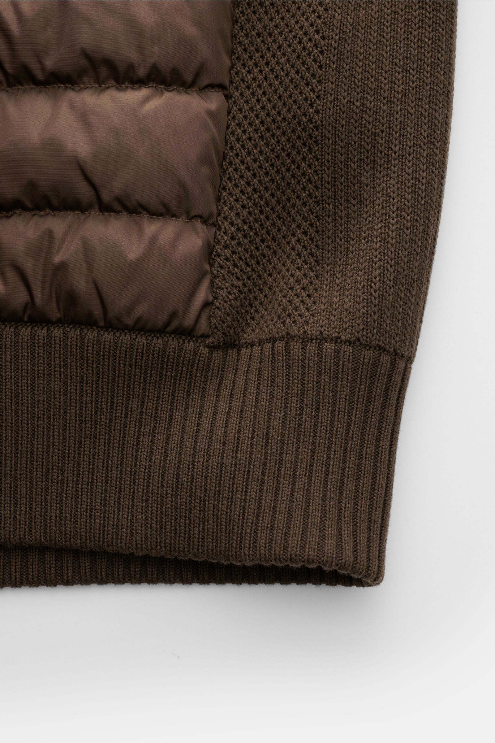 Close-up side view of the Canada Goose Cardigan 'Hybridge Knit' dark brown showing pure wool knit, textured touch, and down quilted front.

Description: Make a smooth transition into the new season with the cardigan 'Hybridge Knit' from the outdoor lab
