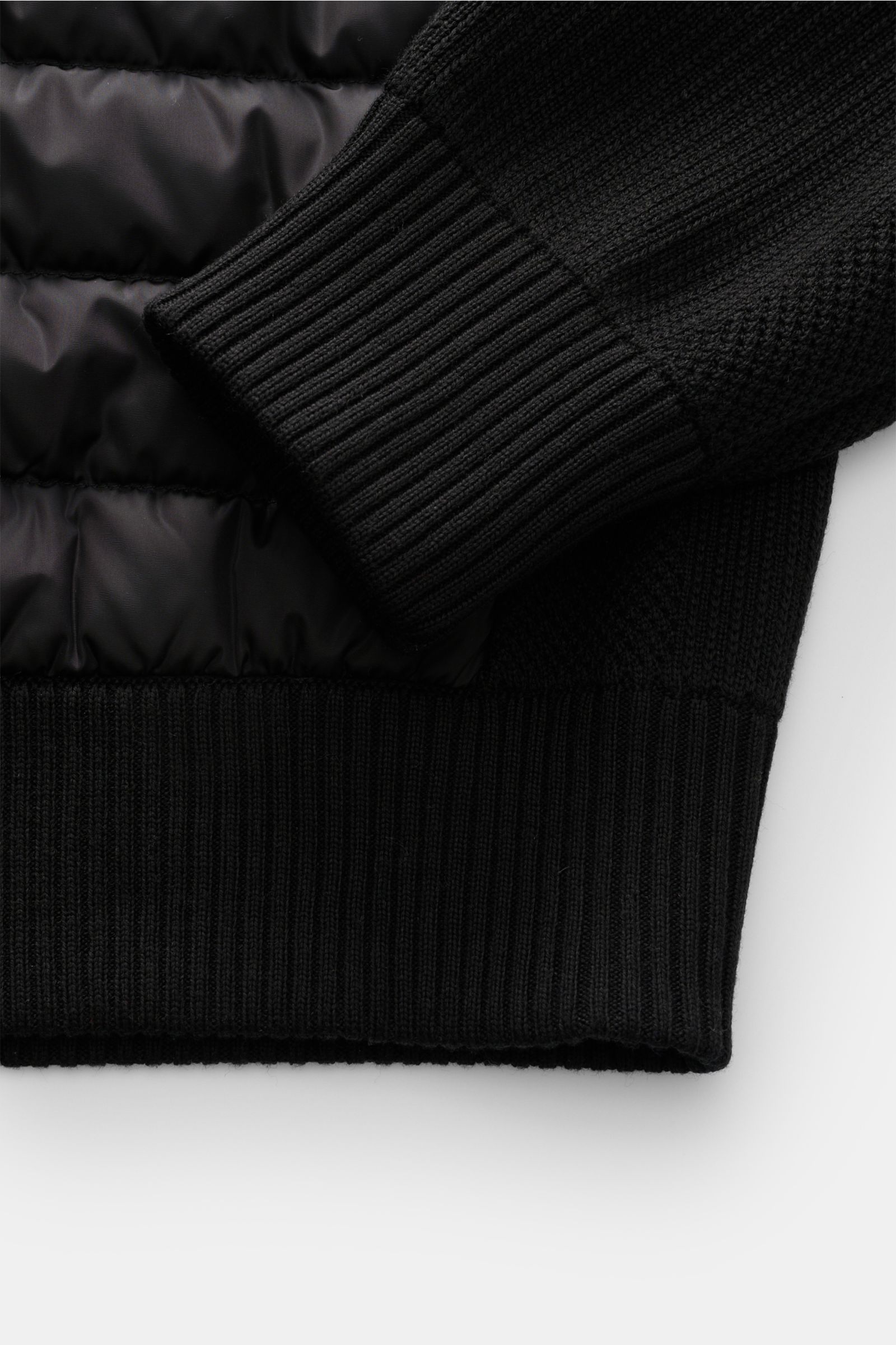 Canada Goose Strickjacke 'Hybridge Knit' schwarz, Nahaufnahme von Ärmel und Saum, Strick aus Wolle, Daunen-Front, Rippbündchen, Slim Fit.