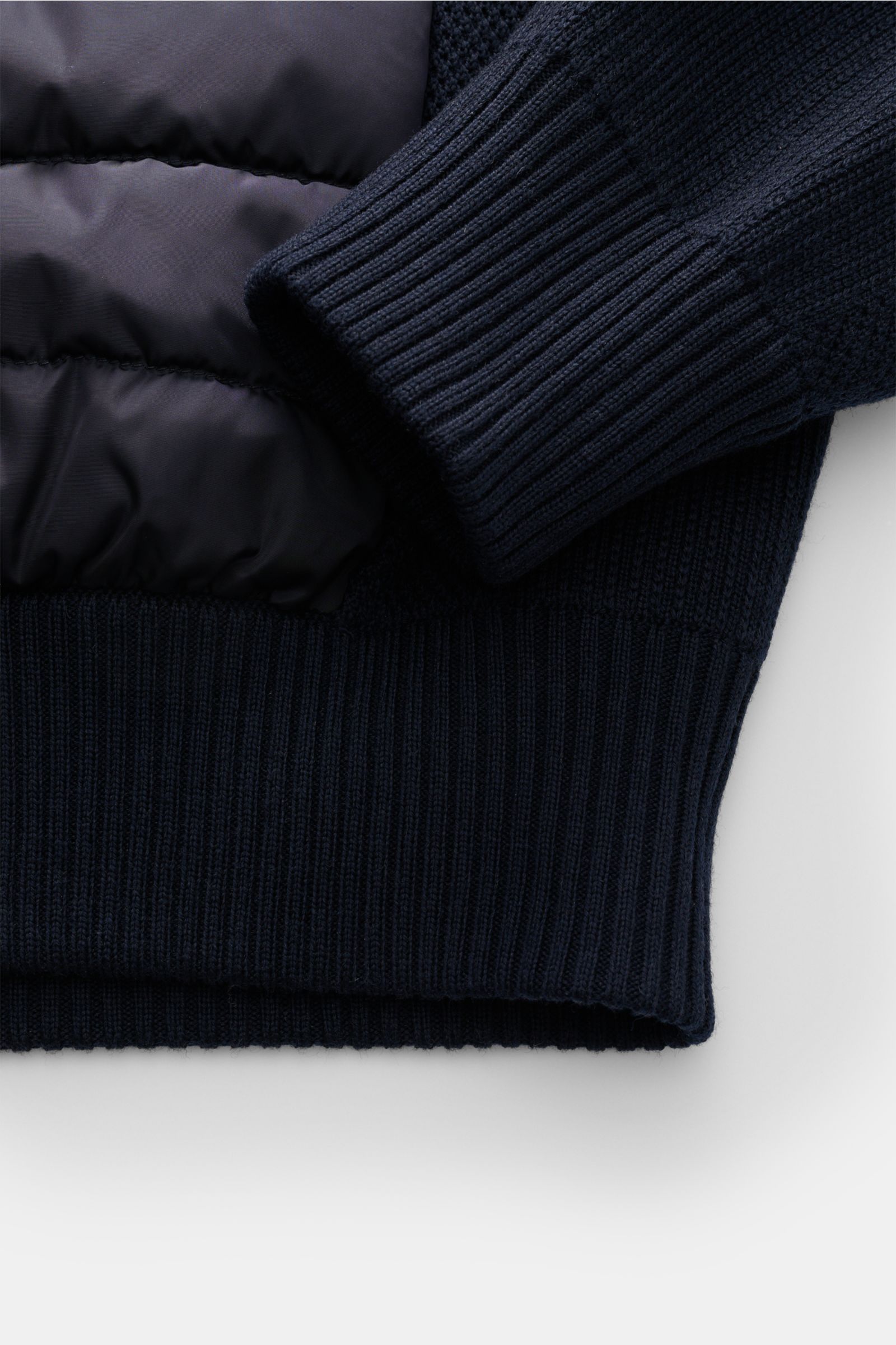 Nahaufnahme der navy Canada Goose Strickjacke 'Hybridge Knit' mit geripptem Bündchen, Daunen-Front und strukturierter Wollstrickjacke.