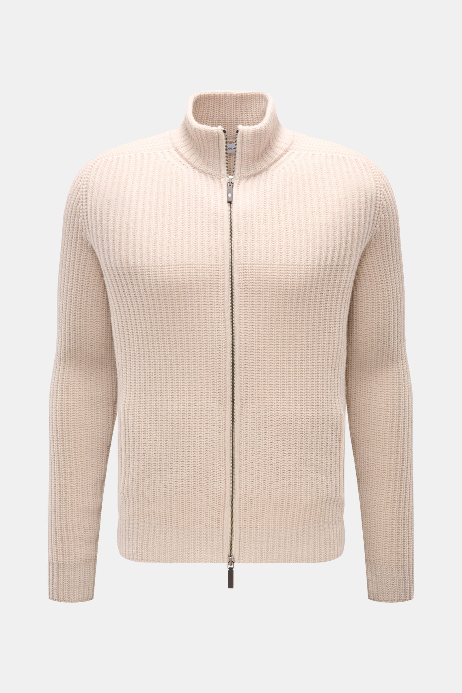 Front view of Iris von Arnim Cashmere Strickjacke 'Avenor' sand, a slim fit cardigan in voluminous patent stitch, made of pure cashmere with a soft touch, featuring a robust two-way zipper, stand collar, practical front pockets, tongue raglan sleeves, and